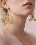 Mujer luciendo los Pendientes Gancho Sombrerito de joyería Daila, destacando la caída elegante, el movimiento y la ligereza de la filigrana momposina.