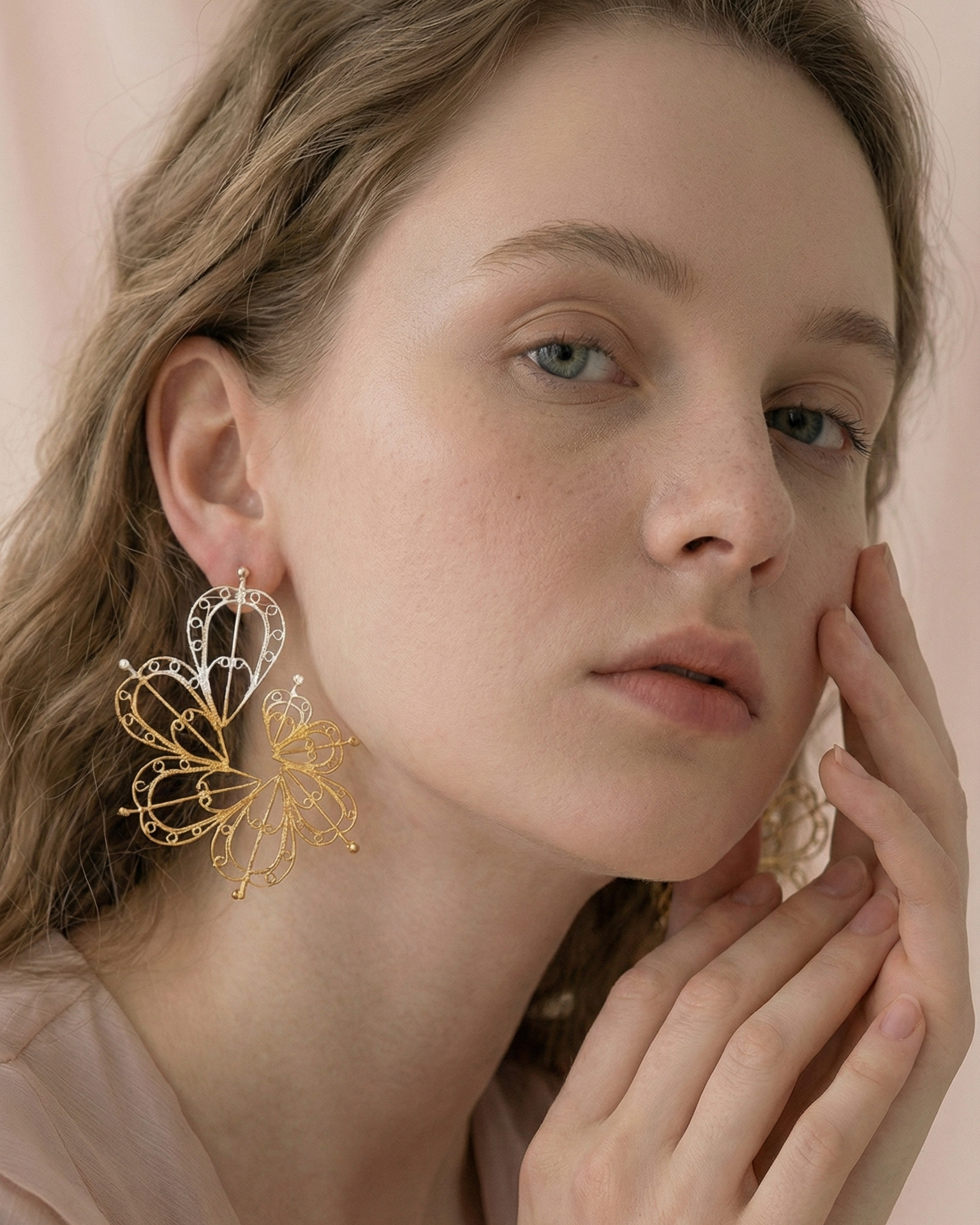 Modelo usando los pendientes topo expansivos de DAILA que enmarcan el rostro con elegancia y ligereza.