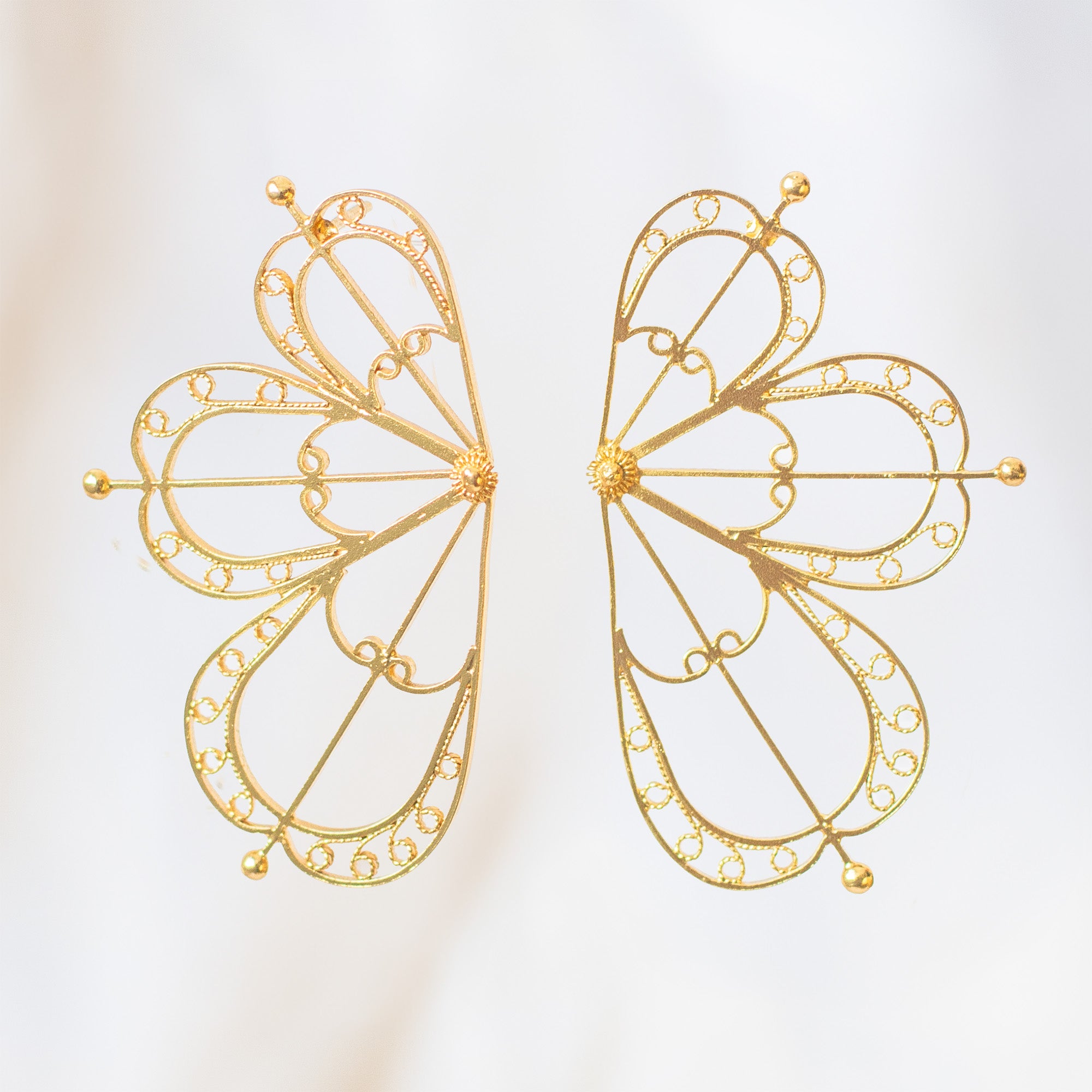 Pendientes abanico de filigrana momposina dorada con diseño expansivo y etéreo.