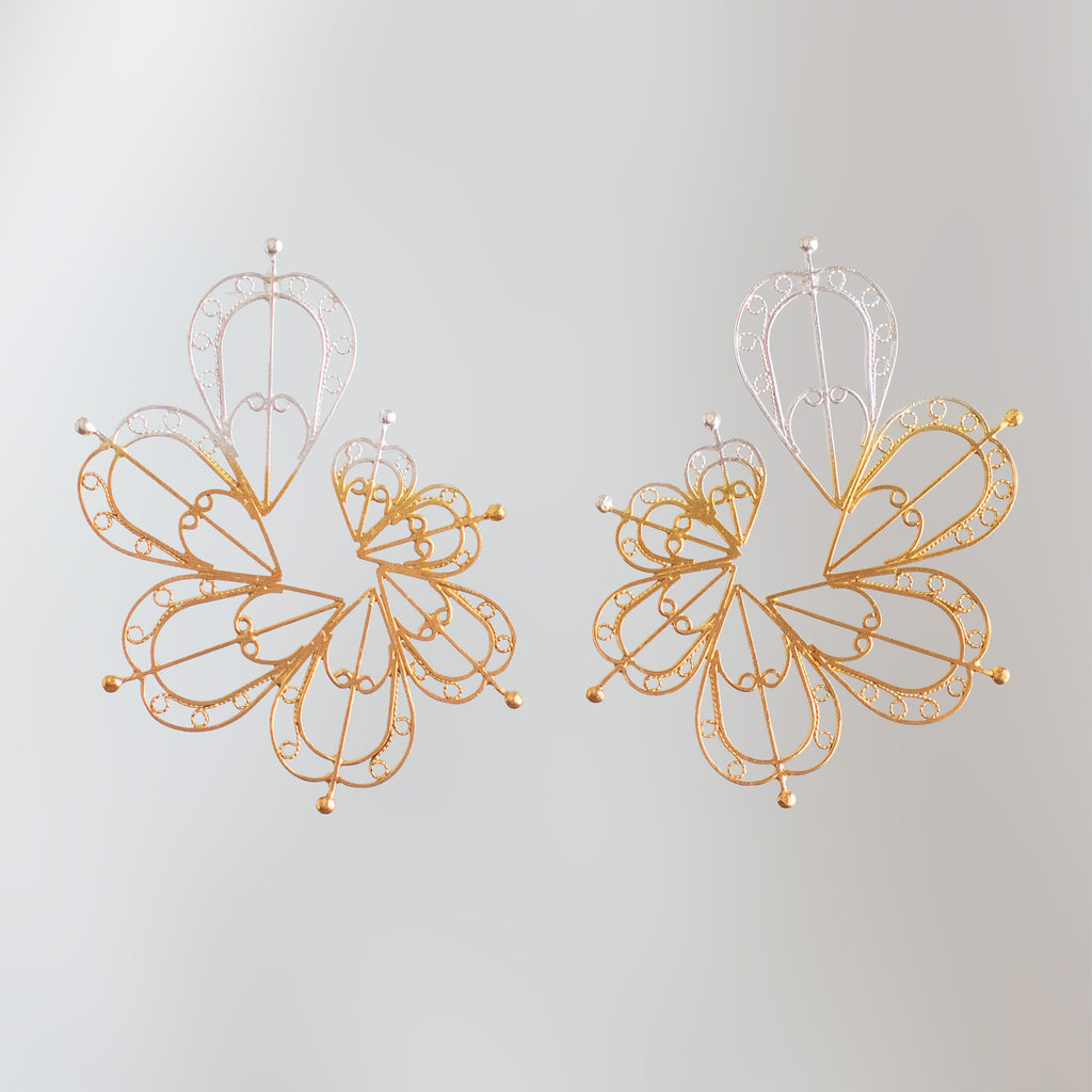 Pendientes topo grandes con diseño expansivo de filigrana de Mompox en oro y plata.