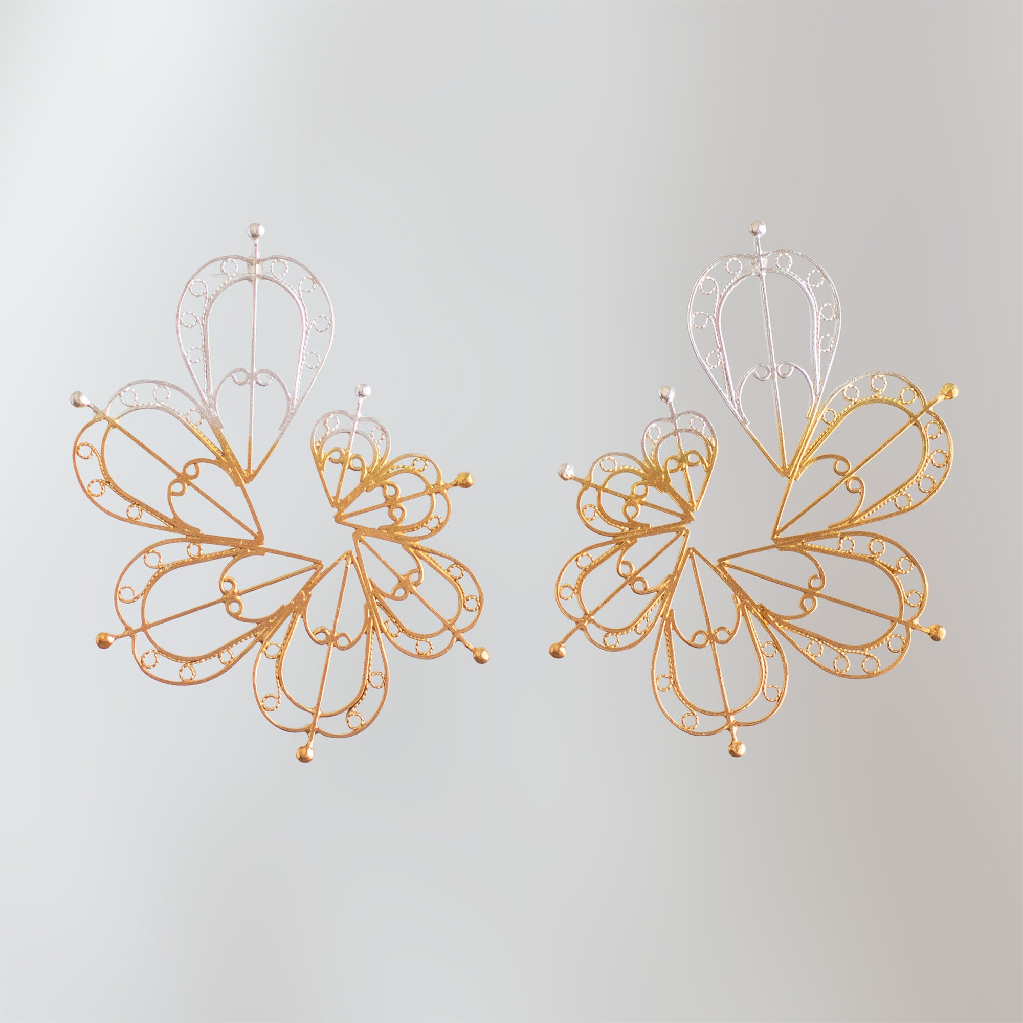 Pendientes topo grandes con diseño expansivo de filigrana de Mompox en oro y plata.