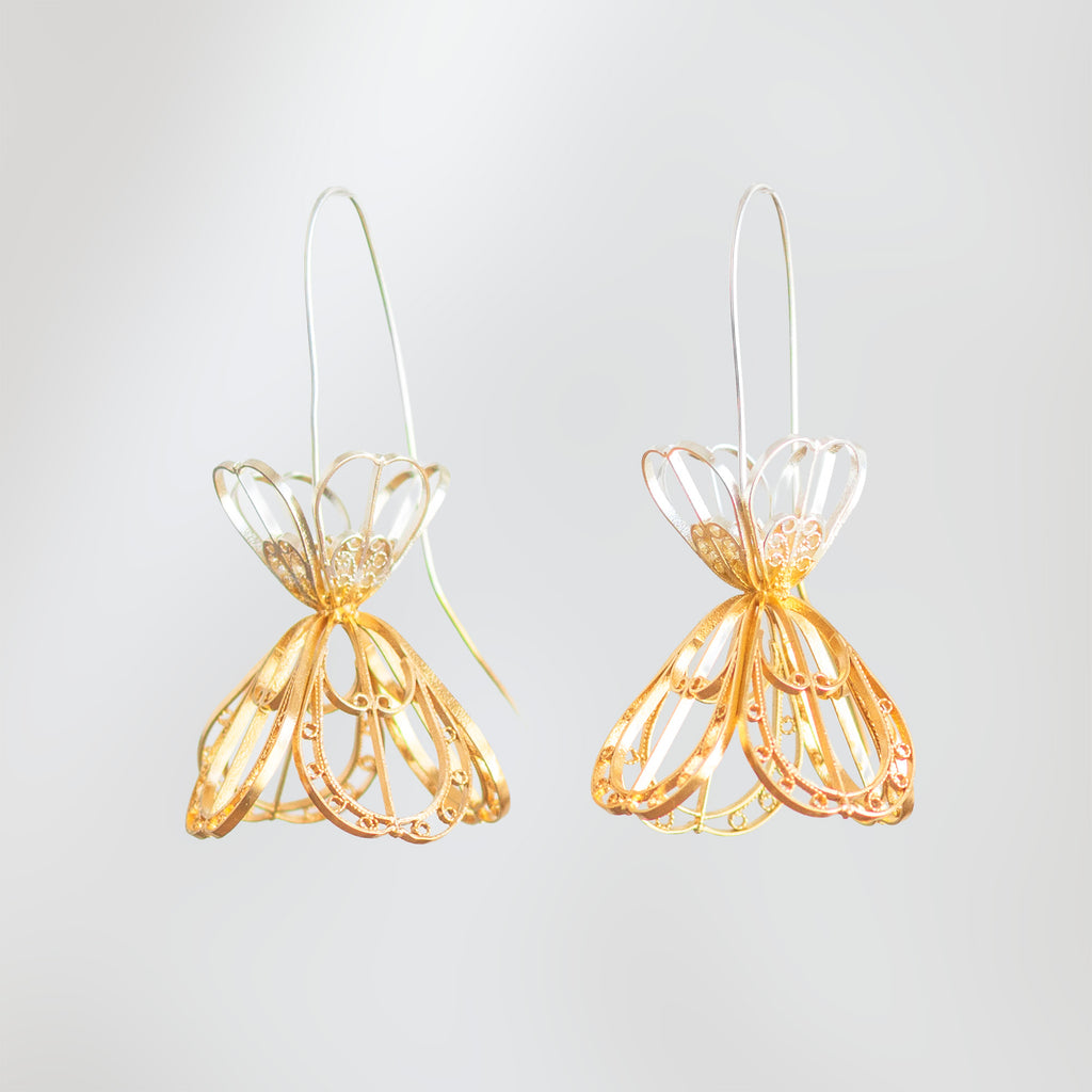 Detalle de los Pendientes Gancho Sombrerito, diseño colgante con volumen tridimensional tejido a mano en filigrana de plata y baño de oro.