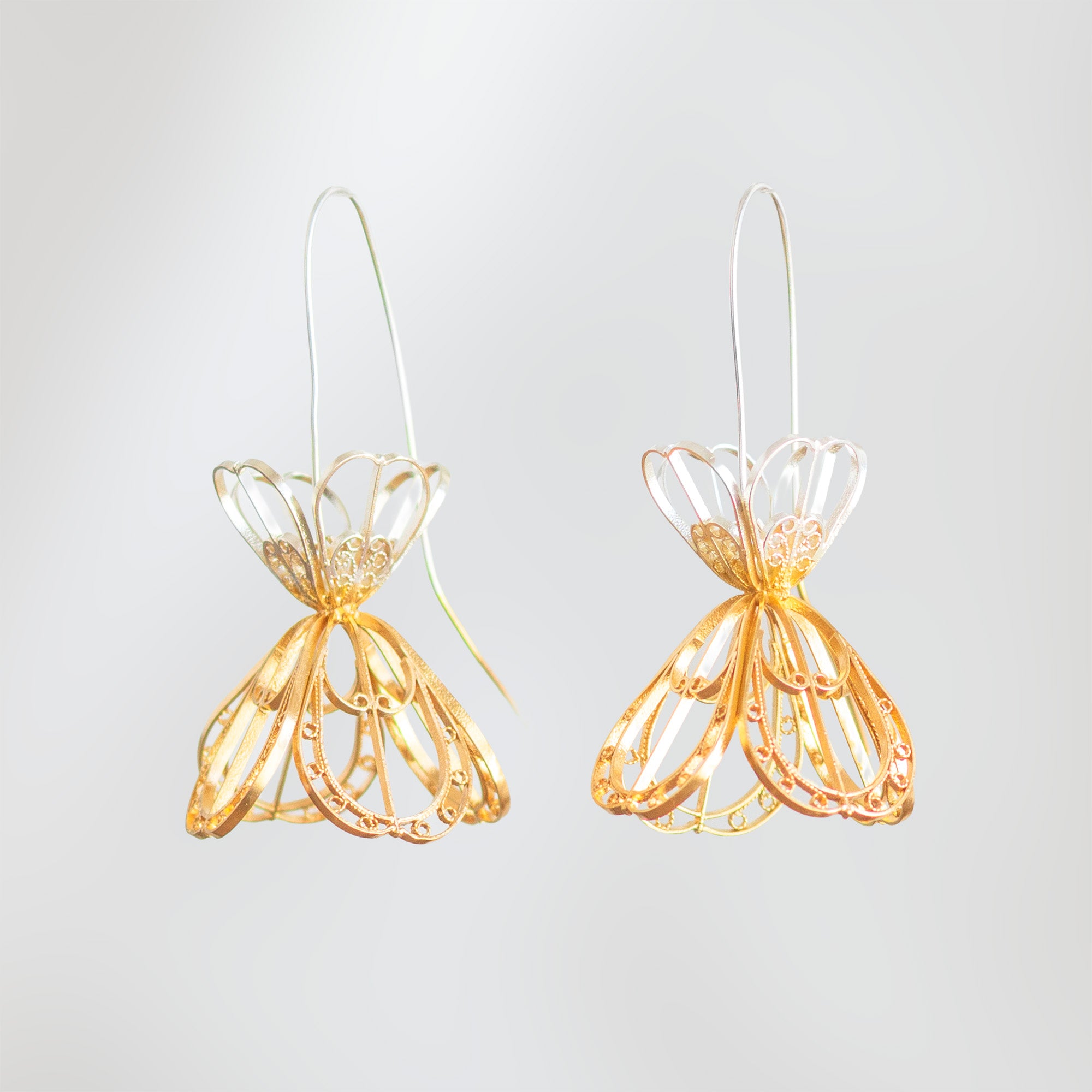 Detalle de los Pendientes Gancho Sombrerito, diseño colgante con volumen tridimensional tejido a mano en filigrana de plata y baño de oro.