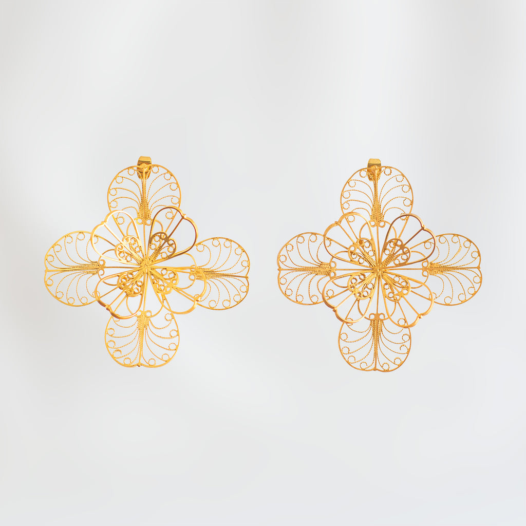 Detalle de los Pendientes Grandes Mandala, topos de gran tamaño elaborados en filigrana de plata con baño de oro 24k.