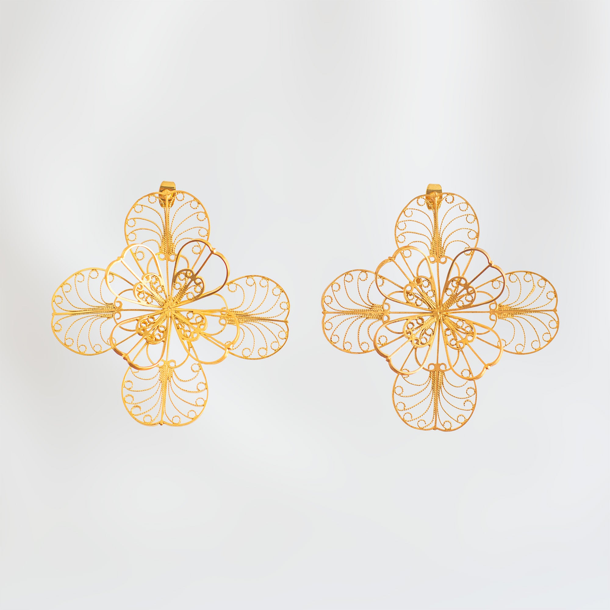 Detalle de los Pendientes Grandes Mandala, topos de gran tamaño elaborados en filigrana de plata con baño de oro 24k.