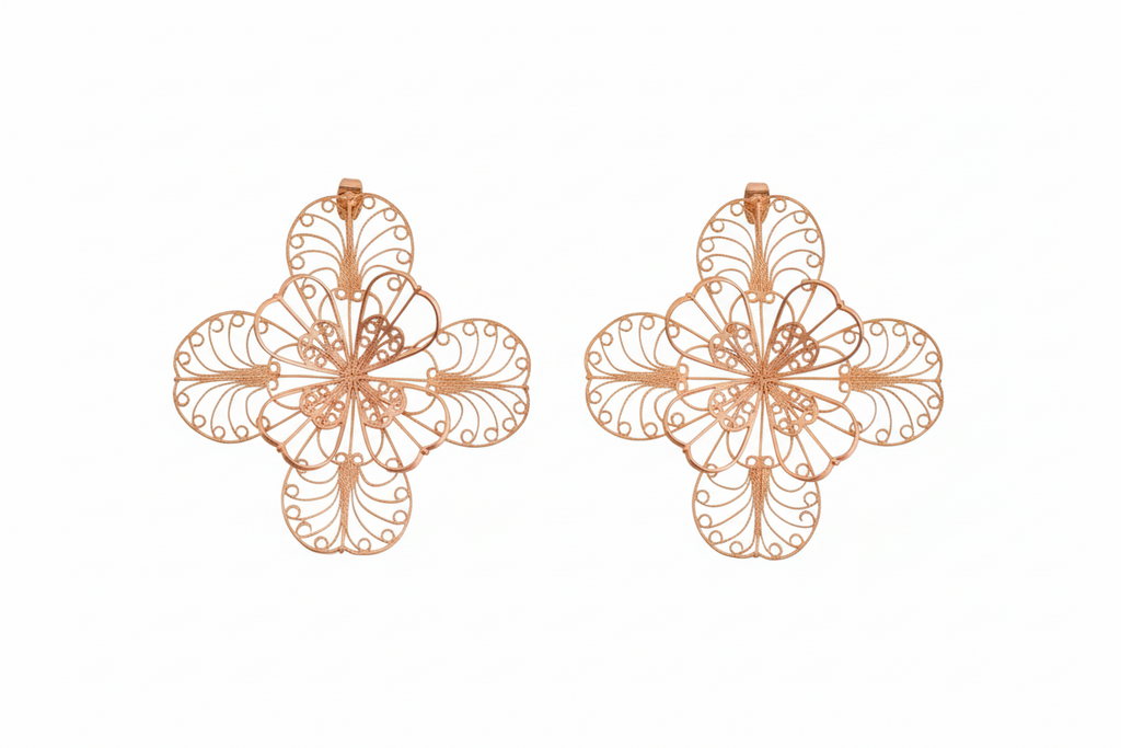 Detalle de los Pendientes Grandes Mandala, topos de gran tamaño elaborados en filigrana de plata con baño de oro 24k.