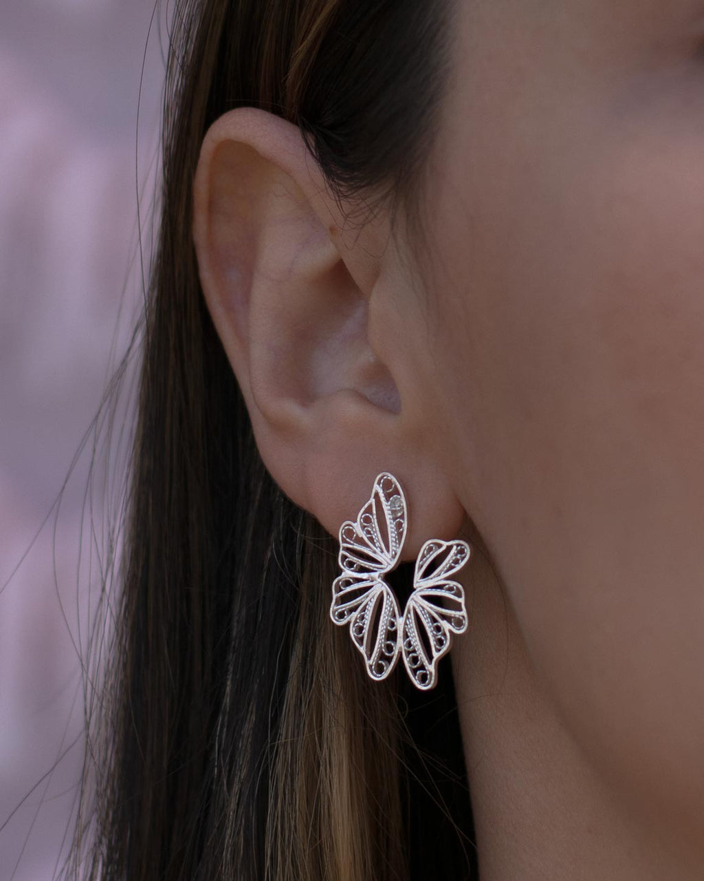 Pendientes en forma de mariposa abstracto en filigrana moposina de plata