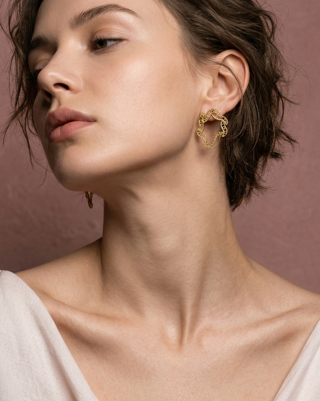 Modelo luciendo los pendientes mini Elie de DAILA para un look minimalista y elegante.