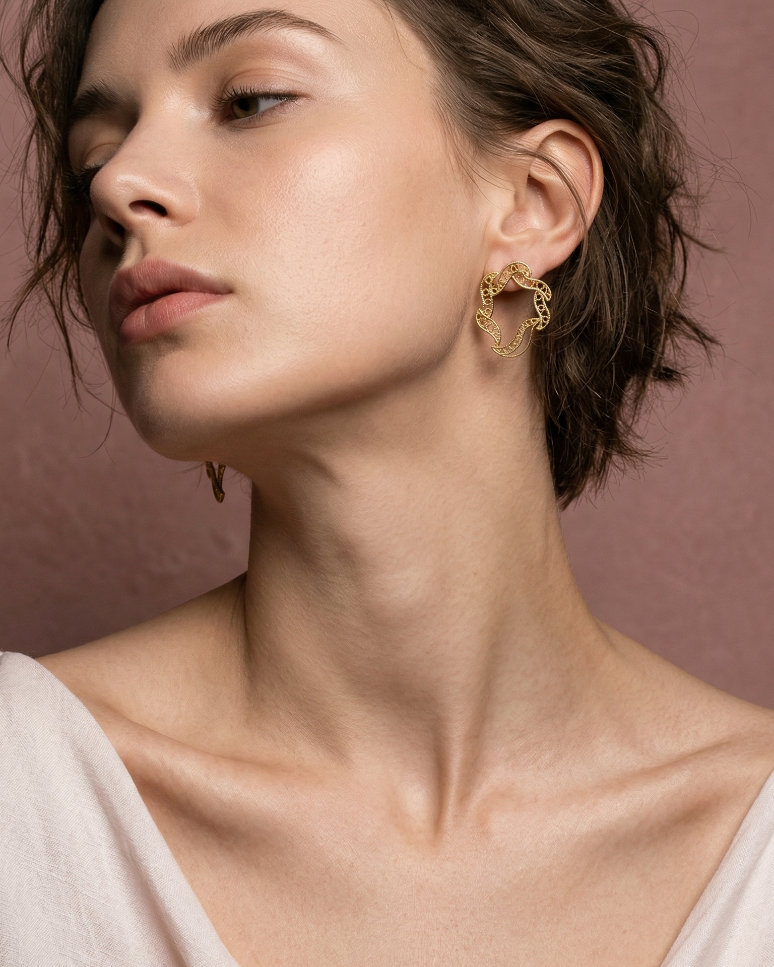 Modelo luciendo los pendientes mini Elie de DAILA para un look minimalista y elegante.