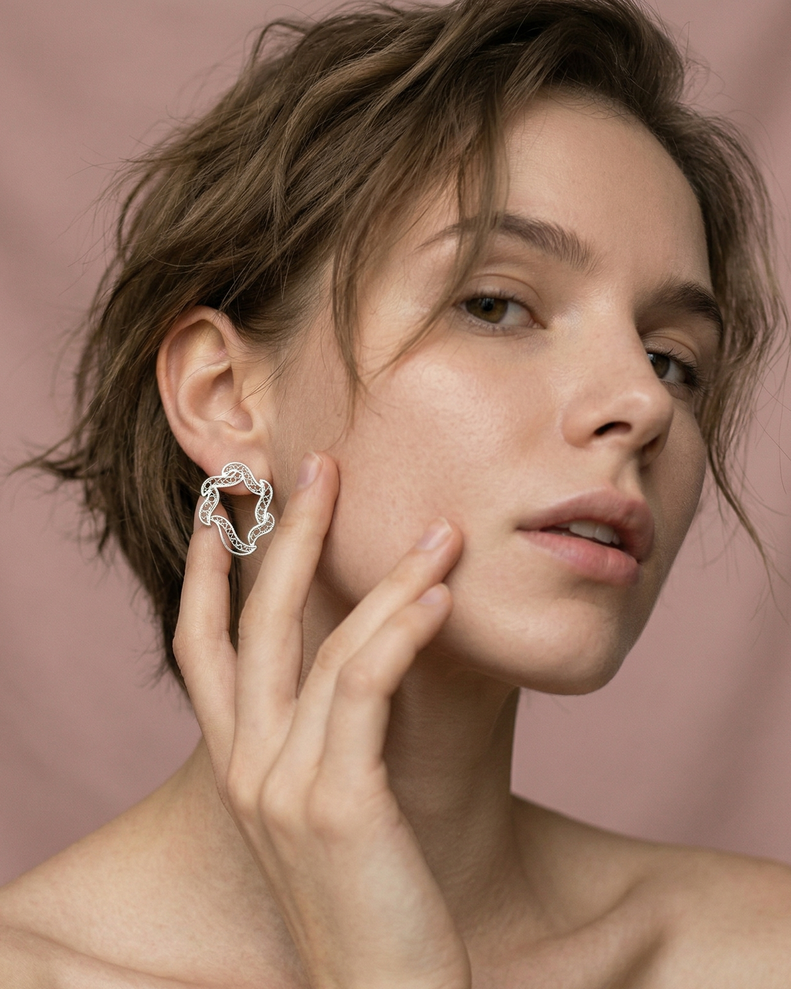 Modelo luciendo los pendientes mini Elie de DAILA para un look minimalista y elegante.
