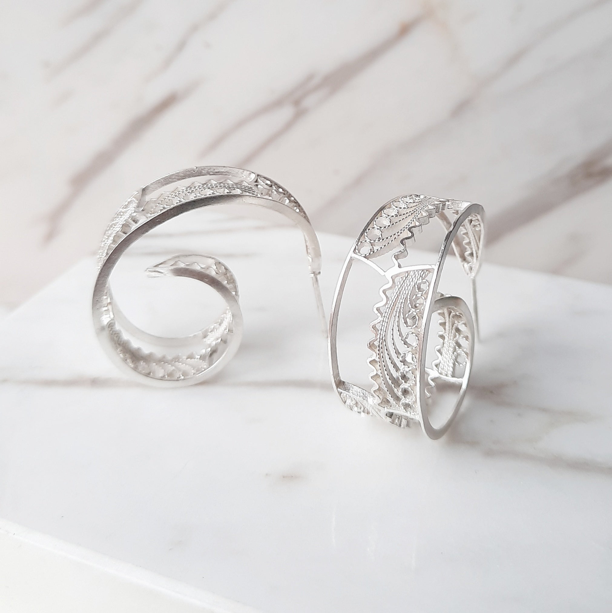 Pendientes aro o aros en espiral en filigrana momposina elaborados en plata 9.80 con chapado en oro de 24 kilates u oro rosado y protección en laca cataforética. Joyas hechas a mano por artesanos Colombianos.