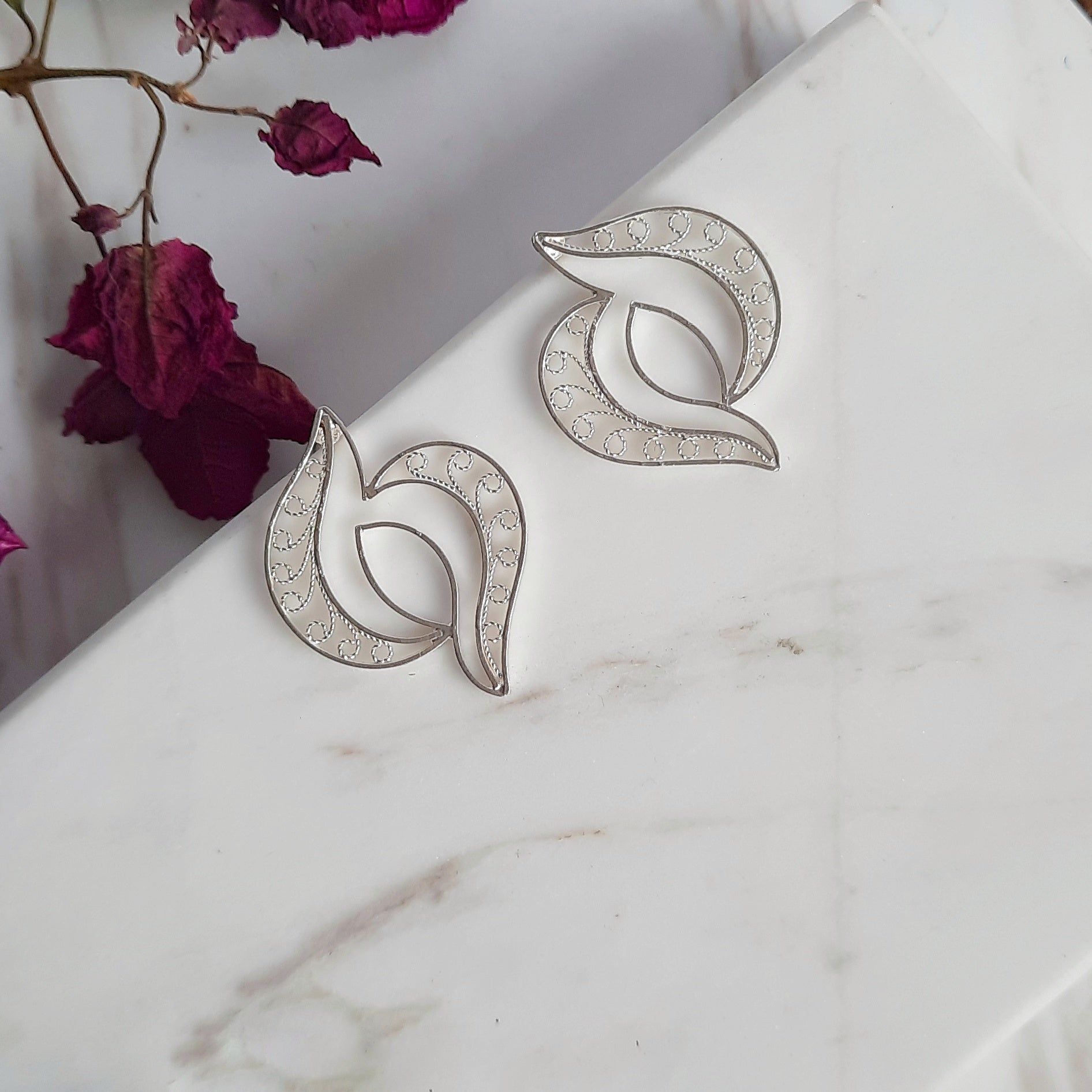 Pendientes topos perfecto para una ocasión elegante, sencillos y sofisticado perfectos para combinar con gargantilla y hacer lucir tu rostro hermosos. Fine Filigree Jewelry #IAMDAILA