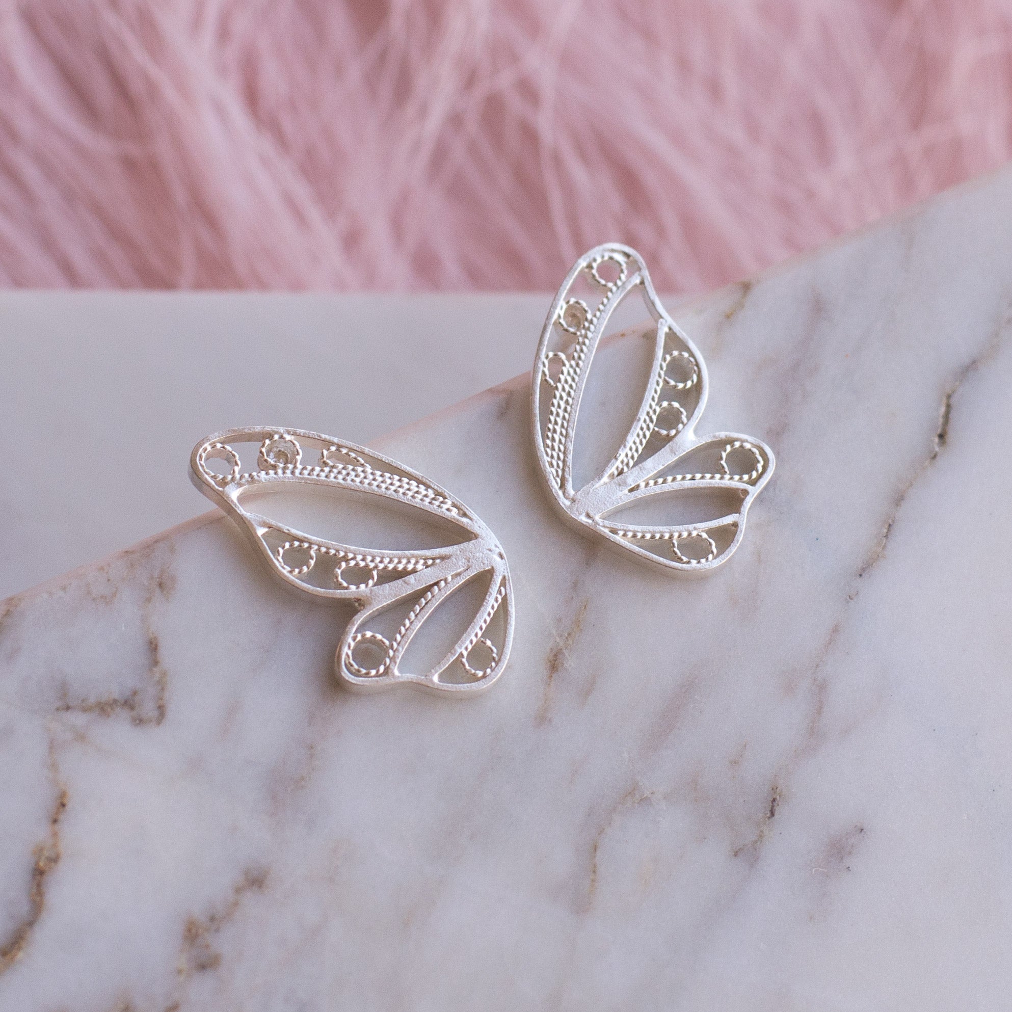 Detalle del tejido artesanal en topos de media mariposa de plata 950 de DAILA.