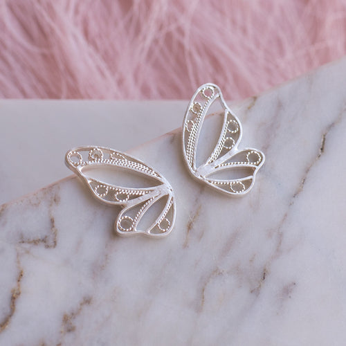 Detalle del tejido artesanal en topos de media mariposa de plata 950 de DAILA.