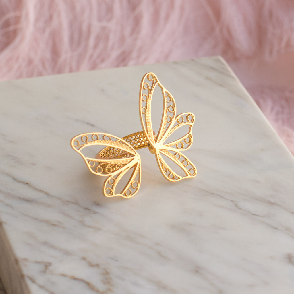 Anillo asimétrico de mariposa ajustable en filigrana de Mompox dorada.