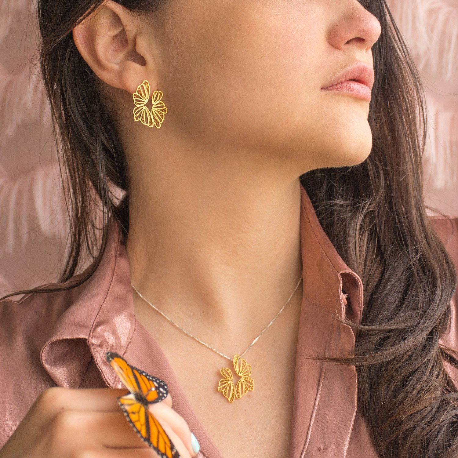 Pendientes en forma de mariposa abstracto en filigrana moposina de plata enchapado en oro de 24k