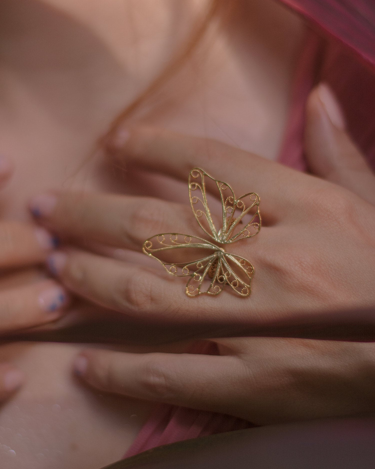 Detalle del intrincado tejido artesanal en el anillo mariposa ajustable de DAILA.