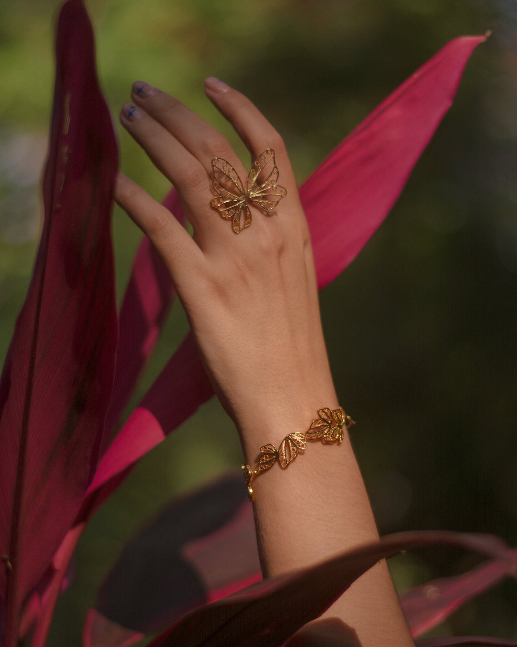 Modelo luciendo el joyas de filigrana mariposa de DAILA ajustable y ligero.