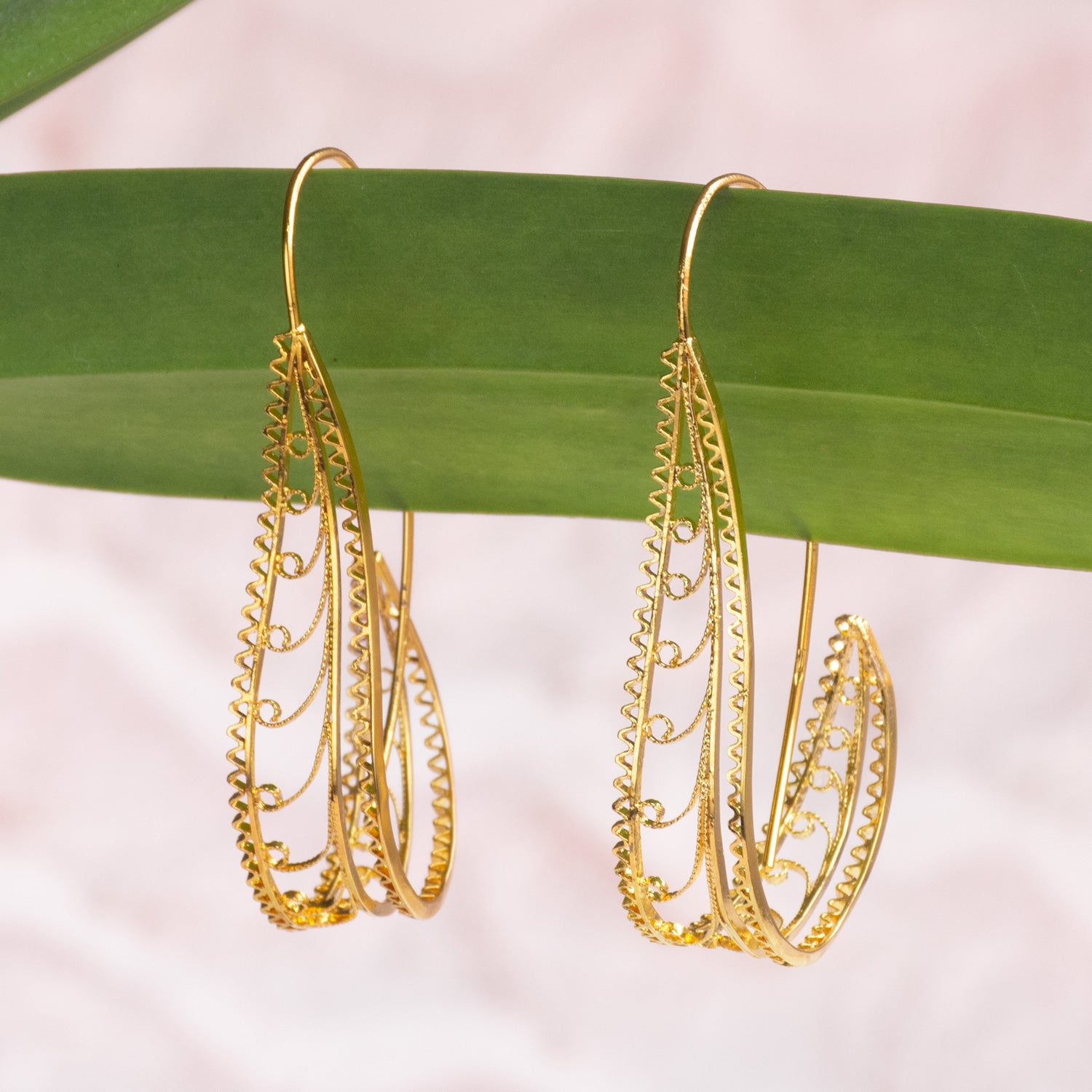 Pendientes en filigrana momposina tipo gancho o aro elaborados en plata 9.80 chapados en oro de 24 kilates u oro rosa y protección en laca cataforética. Parte de la colección FW'19 ELYSIA. Filigree Jewelry, #IAMDAILA.
