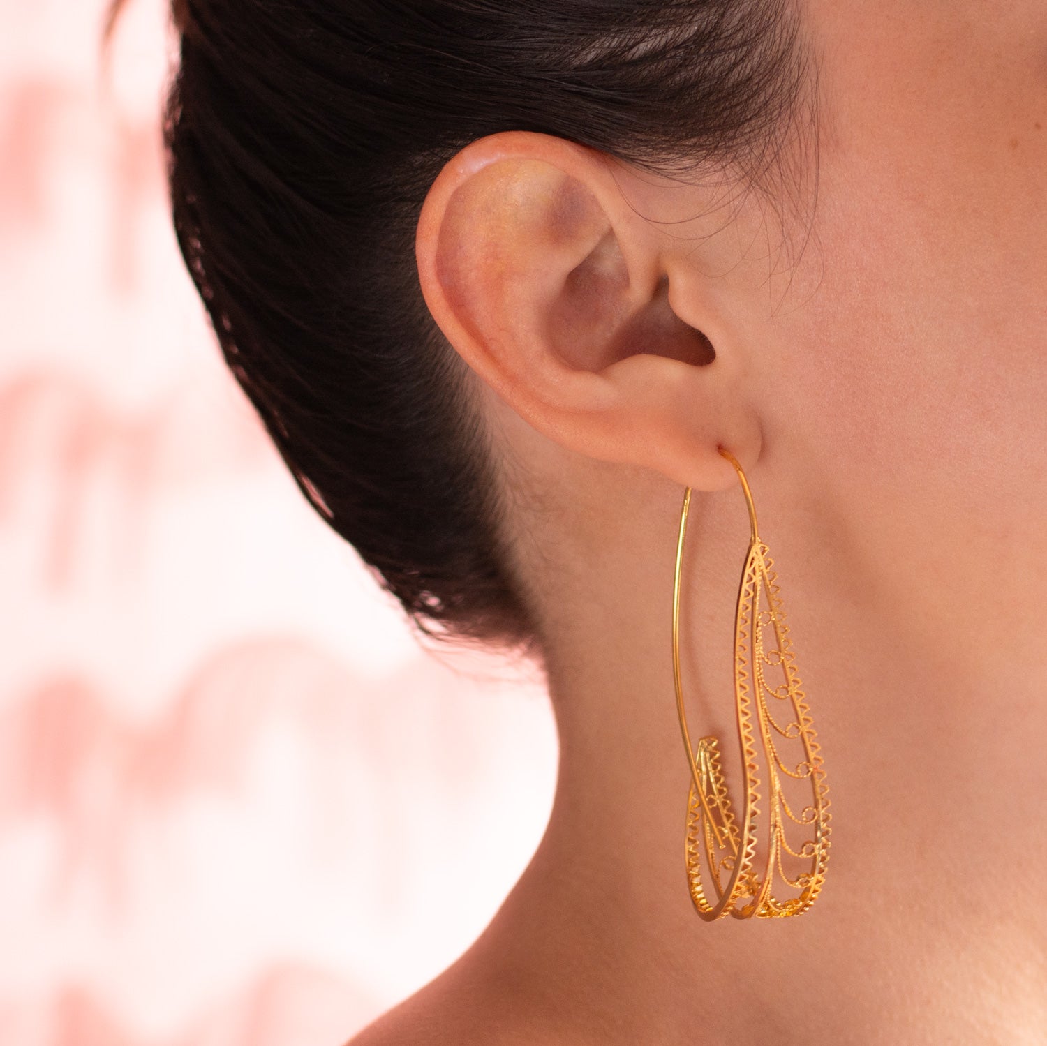 Pendientes en filigrana momposina tipo gancho o aro elaborados en plata 9.80 chapados en oro de 24 kilates u oro rosa y protección en laca cataforética. Parte de la colección FW'19 ELYSIA. Filigree Jewelry, #IAMDAILA.
