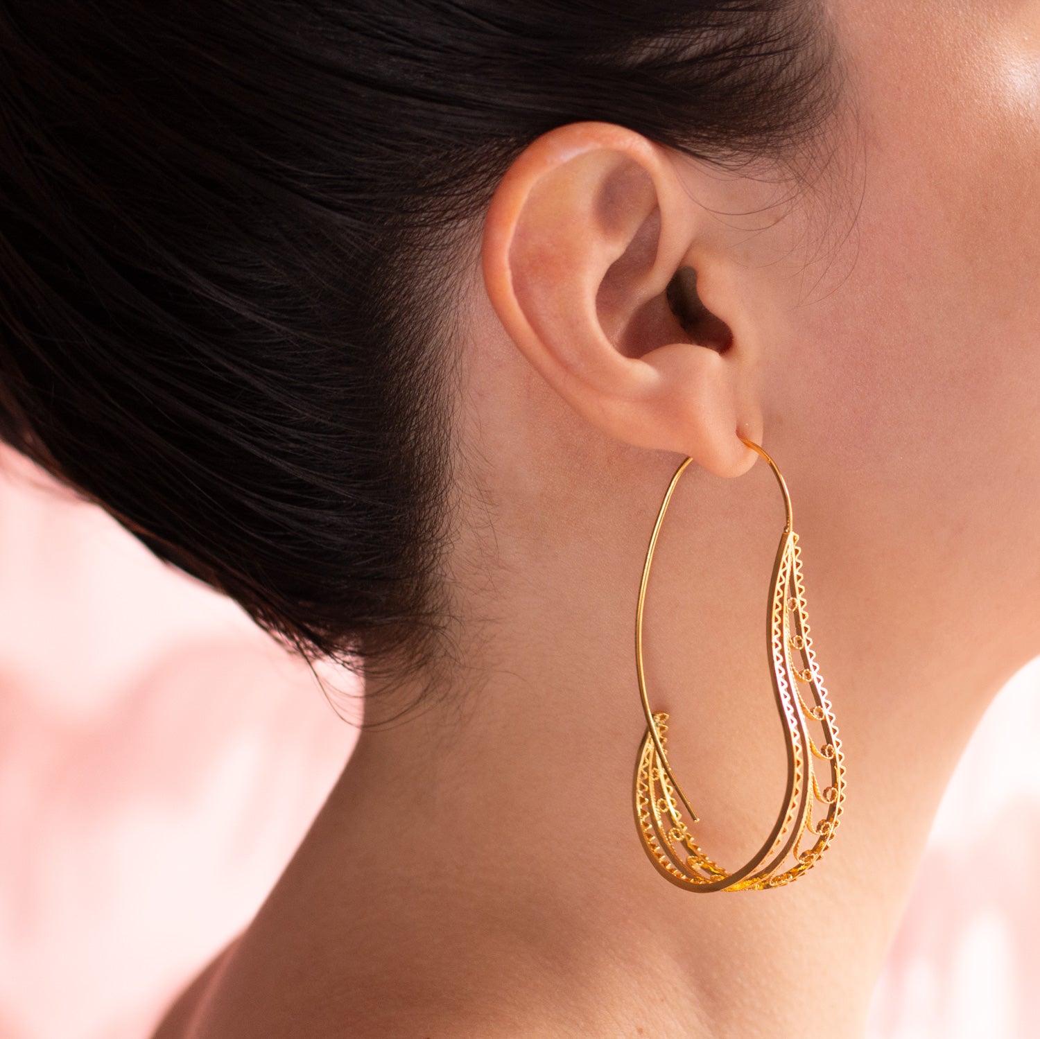 Pendientes en filigrana momposina tipo gancho o aro elaborados en plata 9.80 chapados en oro de 24 kilates u oro rosa y protección en laca cataforética. Parte de la colección FW'19 ELYSIA. Filigree Jewelry, #IAMDAILA.