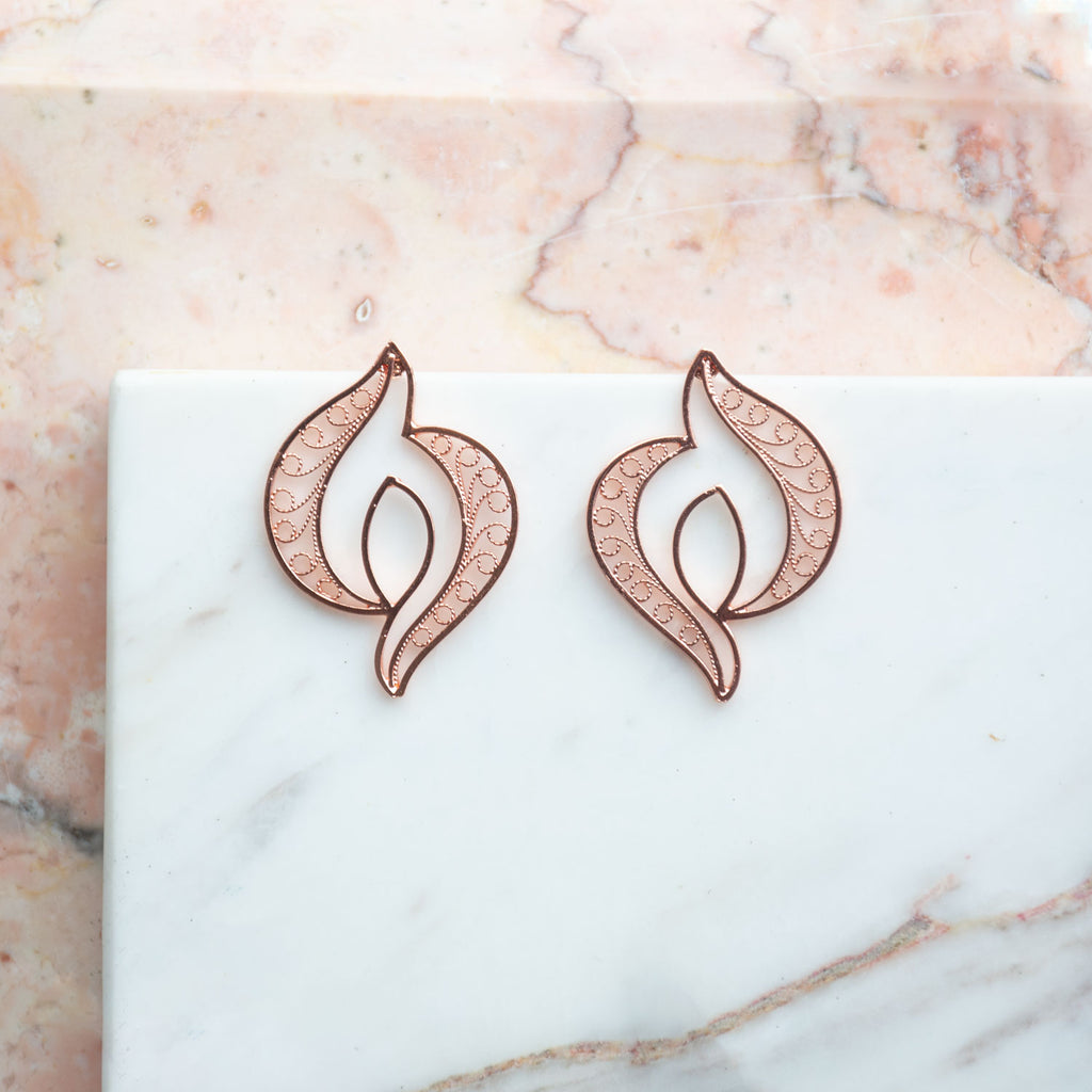 Pendientes topos perfecto para una ocasión elegante, sencillos y sofisticado perfectos para combinar con gargantilla y hacer lucir tu rostro hermosos. Fine Filigree Jewelry #IAMDAILA