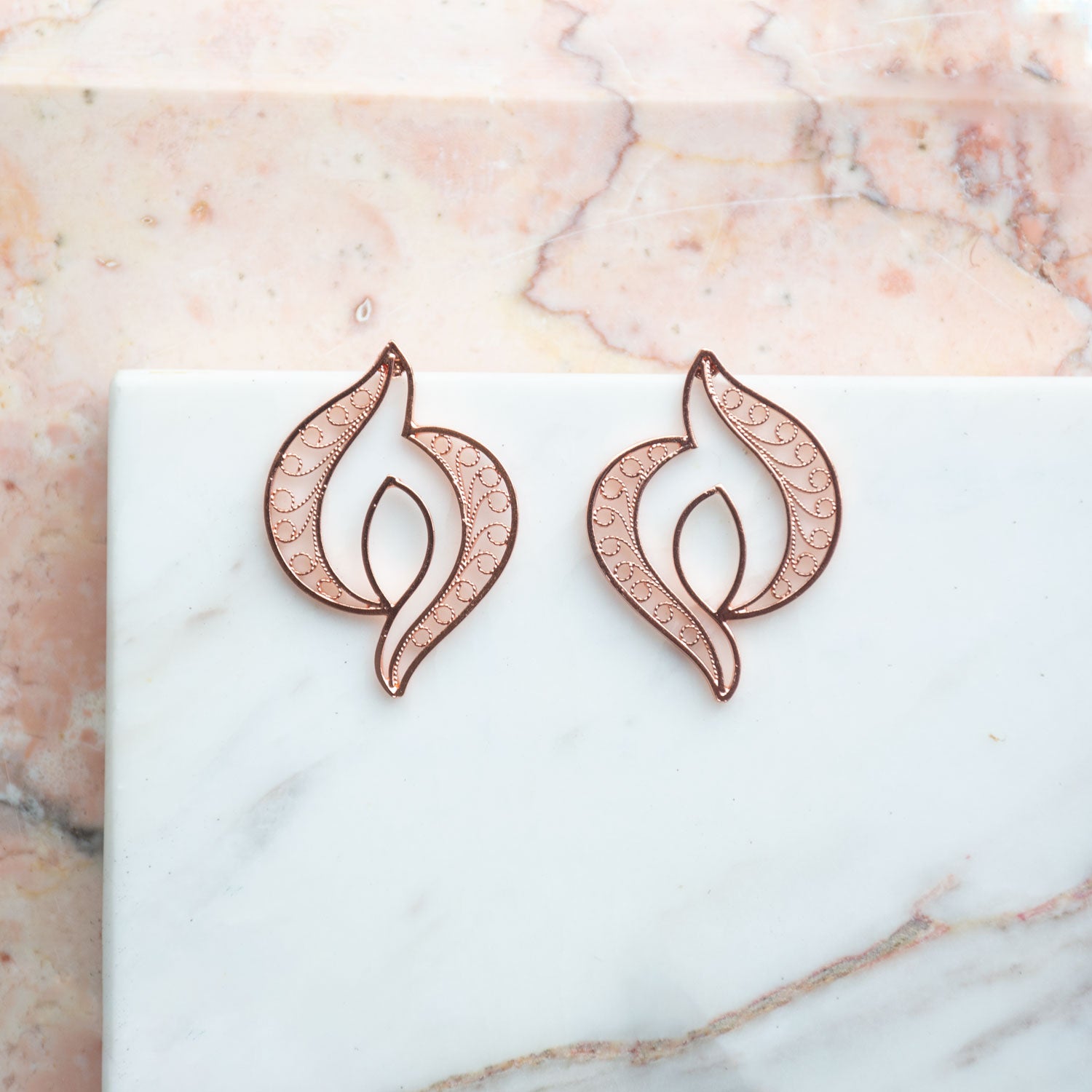 Pendientes topos perfecto para una ocasión elegante, sencillos y sofisticado perfectos para combinar con gargantilla y hacer lucir tu rostro hermosos. Fine Filigree Jewelry #IAMDAILA