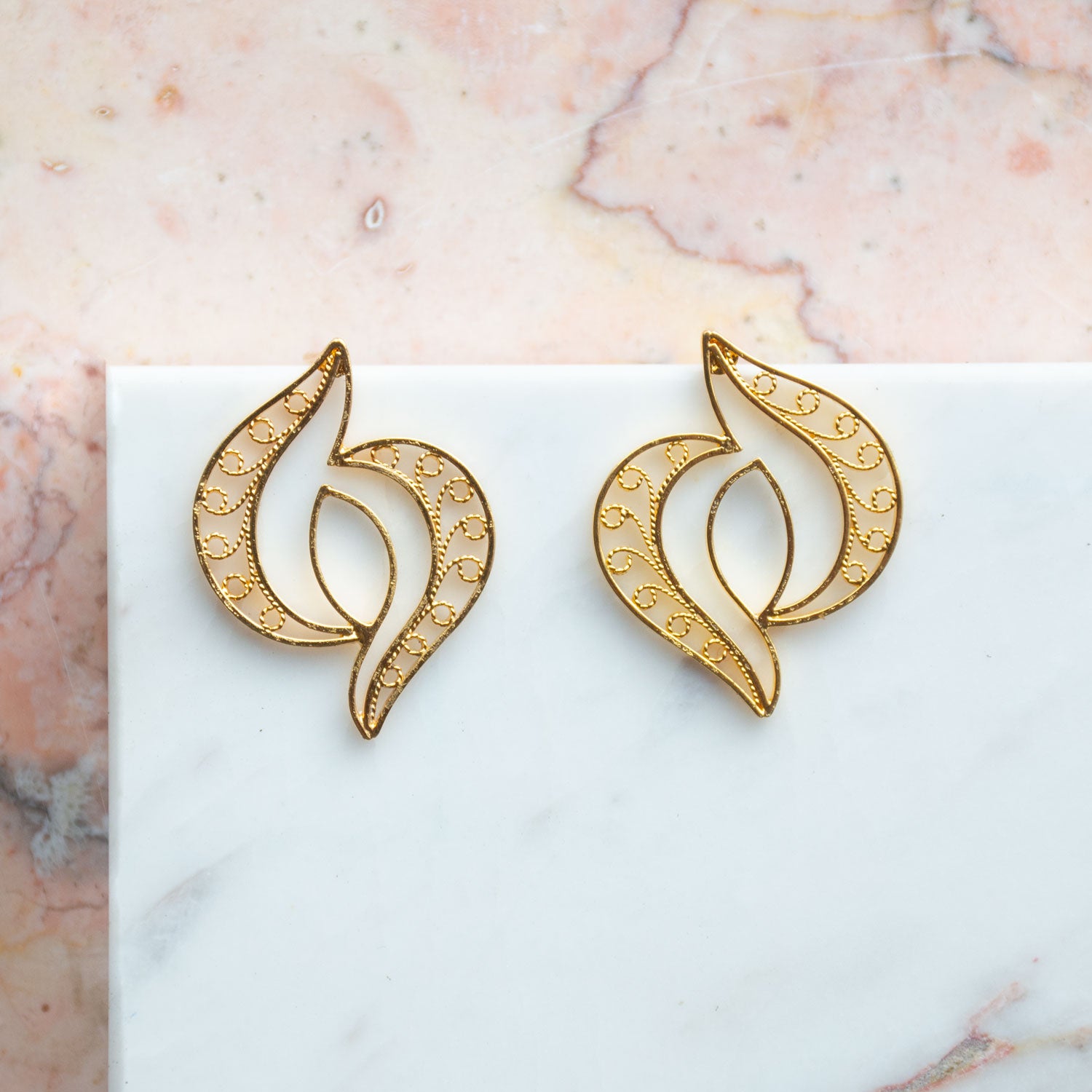 Pendientes topos perfecto para una ocasión elegante, sencillos y sofisticado perfectos para combinar con gargantilla y hacer lucir tu rostro hermosos. Fine Filigree Jewelry #IAMDAILA