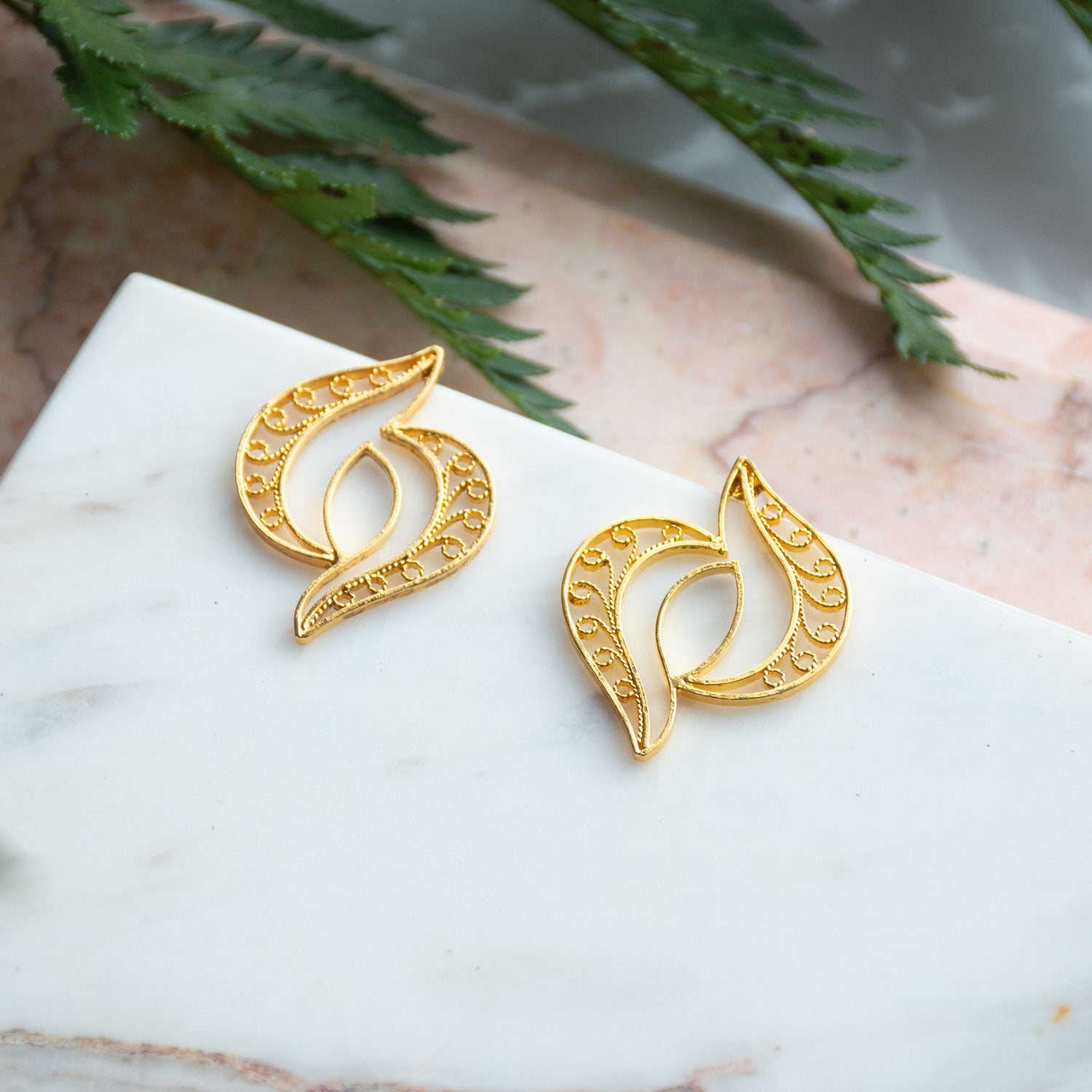 Pendientes topos perfecto para una ocasión elegante, sencillos y sofisticado perfectos para combinar con gargantilla y hacer lucir tu rostro hermosos. Fine Filigree Jewelry #IAMDAILA