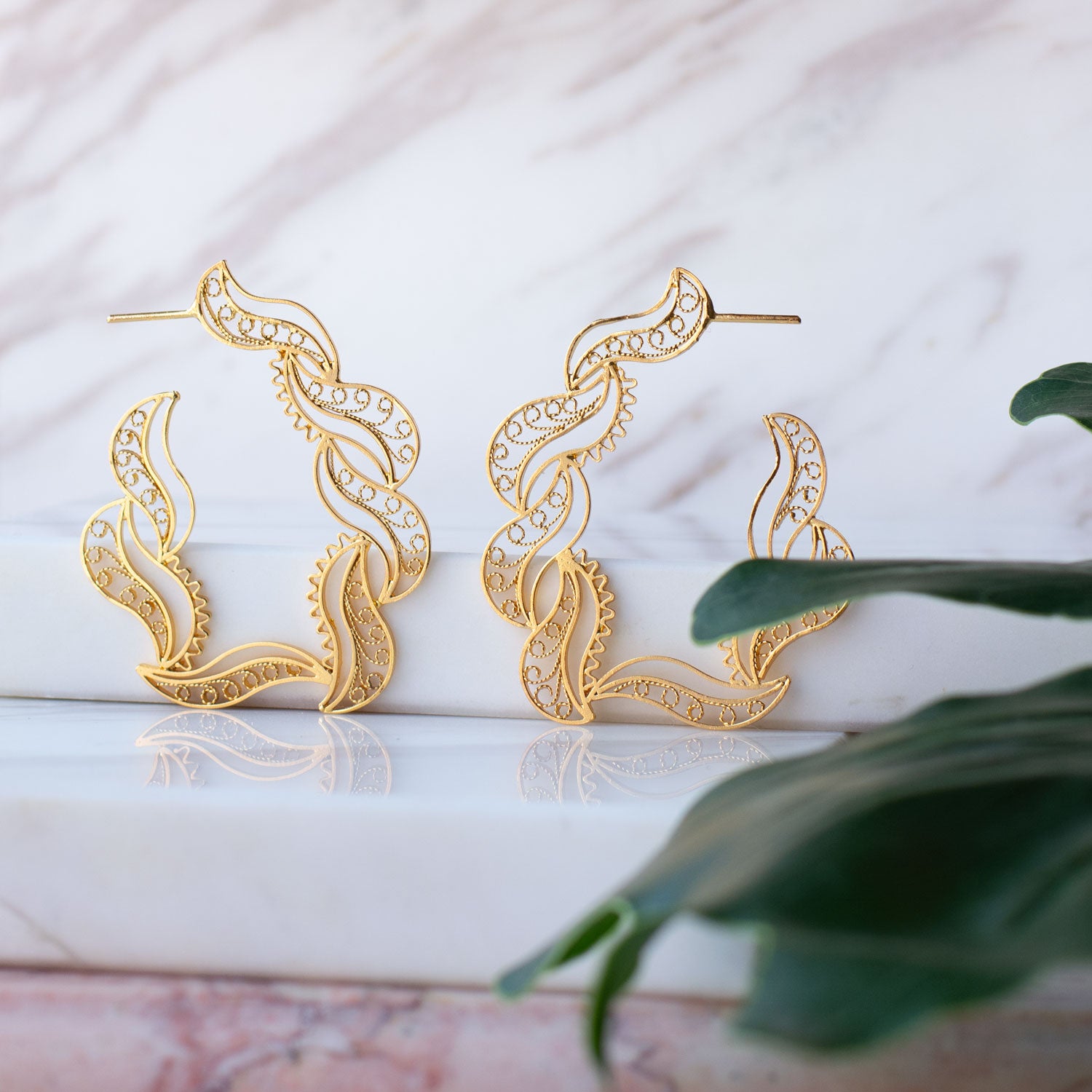 Joyería artesanal colombiana: aro Charis tejidas a mano en Plata 950.