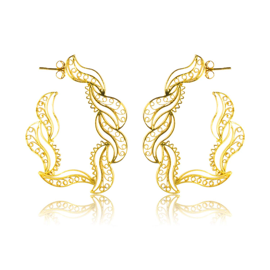 Pendientes aro Charis de filigrana de Mompox con diseño ondulado y ligero.
