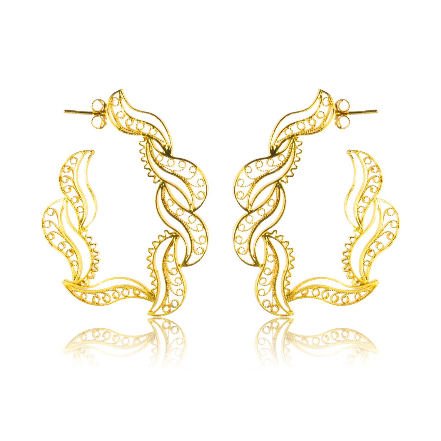 Pendientes aro Charis de filigrana de Mompox con diseño ondulado y ligero.