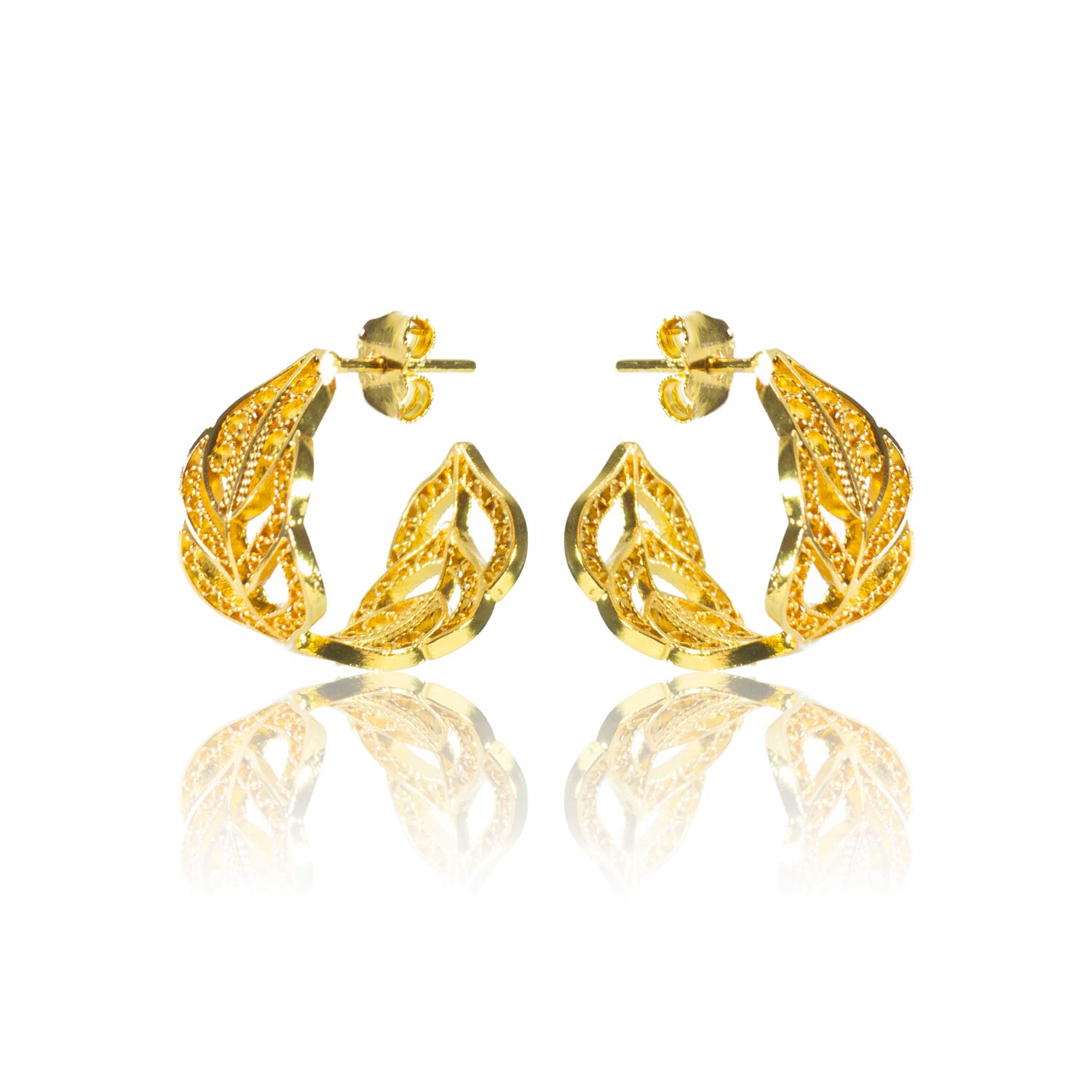 Pendientes aro o aros en filigrana momposina elaborados en plata 9.80 con chapado en oro de 24 kilates u oro rosado y protección en laca cataforética. 