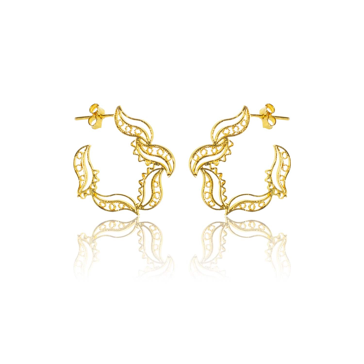 Pendientes en filigrana momposina tipo gancho o aro elaborados en plata 9.80 chapados en oro de 24 kilates u oro rosa y protección en laca cataforética.