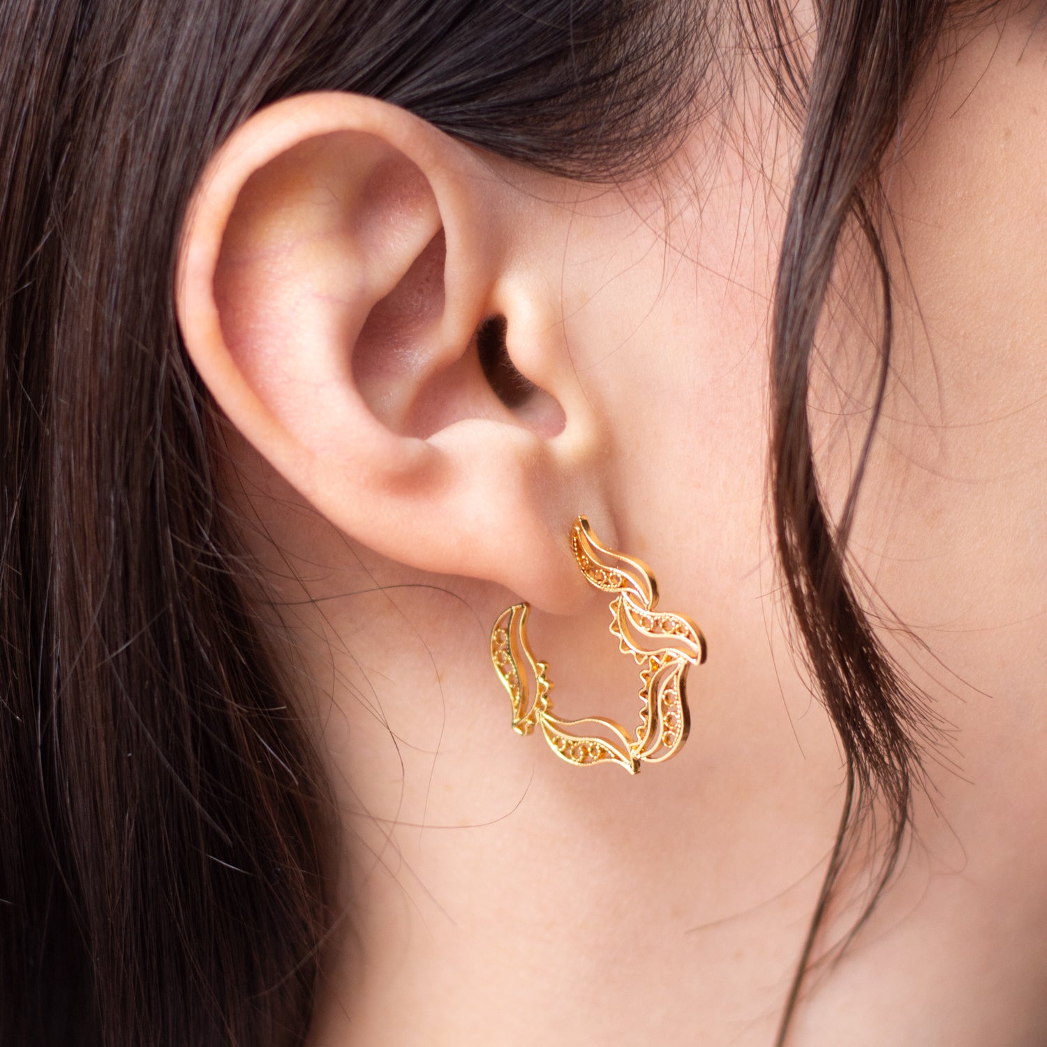 Pendientes en filigrana momposina tipo gancho o aro elaborados en plata 9.80 chapados en oro de 24 kilates u oro rosa y protección en laca cataforética.