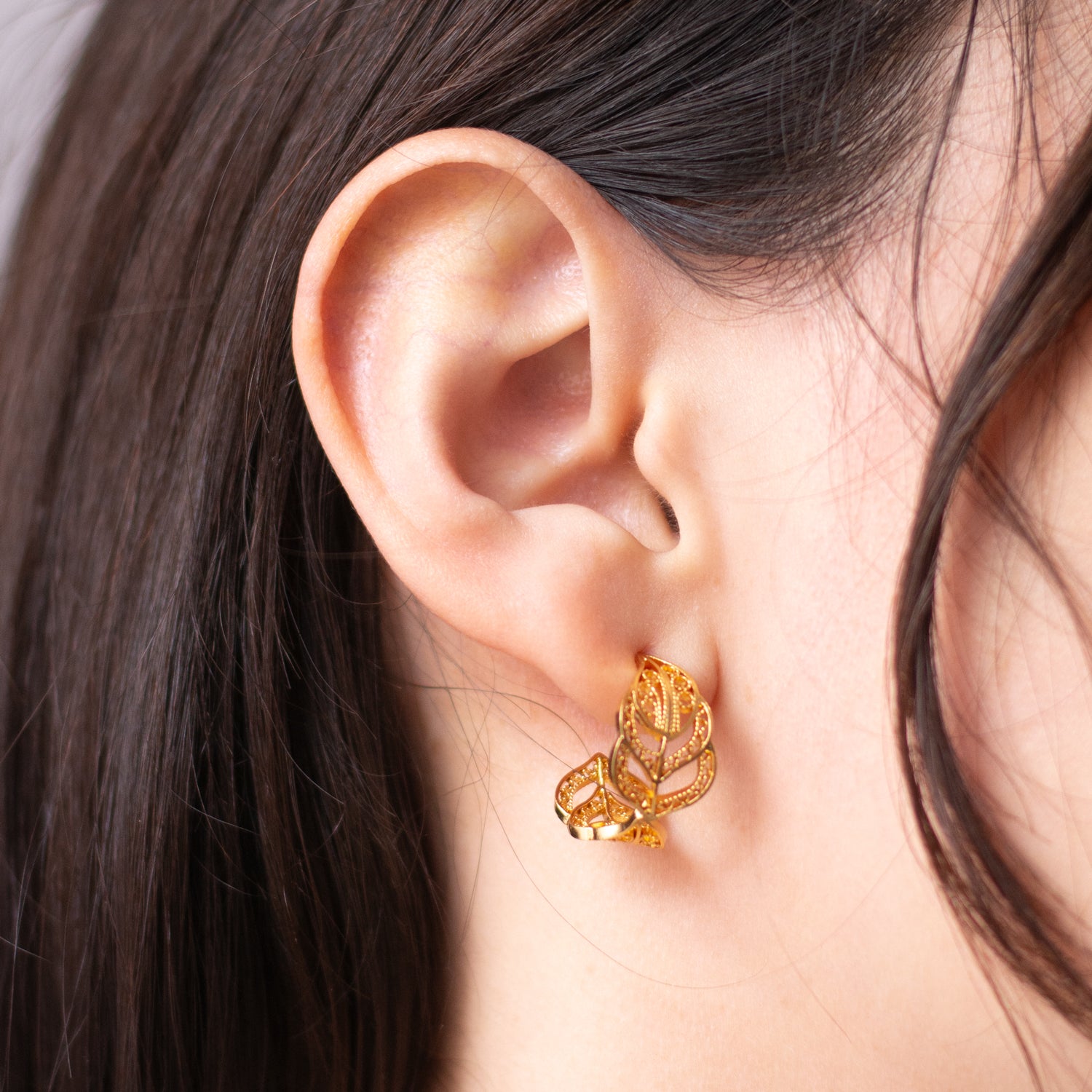 Joyería artesanal colombiana: Pendientes de aro ligeros tejidos a mano en oro 24k.
