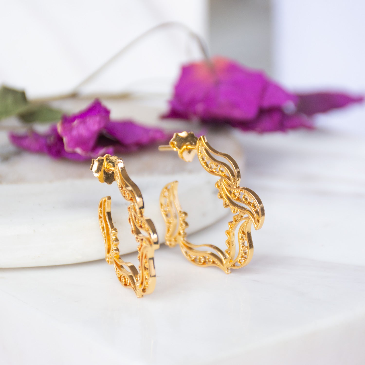 Pendientes en filigrana momposina tipo gancho o aro elaborados en plata 9.80 chapados en oro de 24 kilates u oro rosa y protección en laca cataforética.