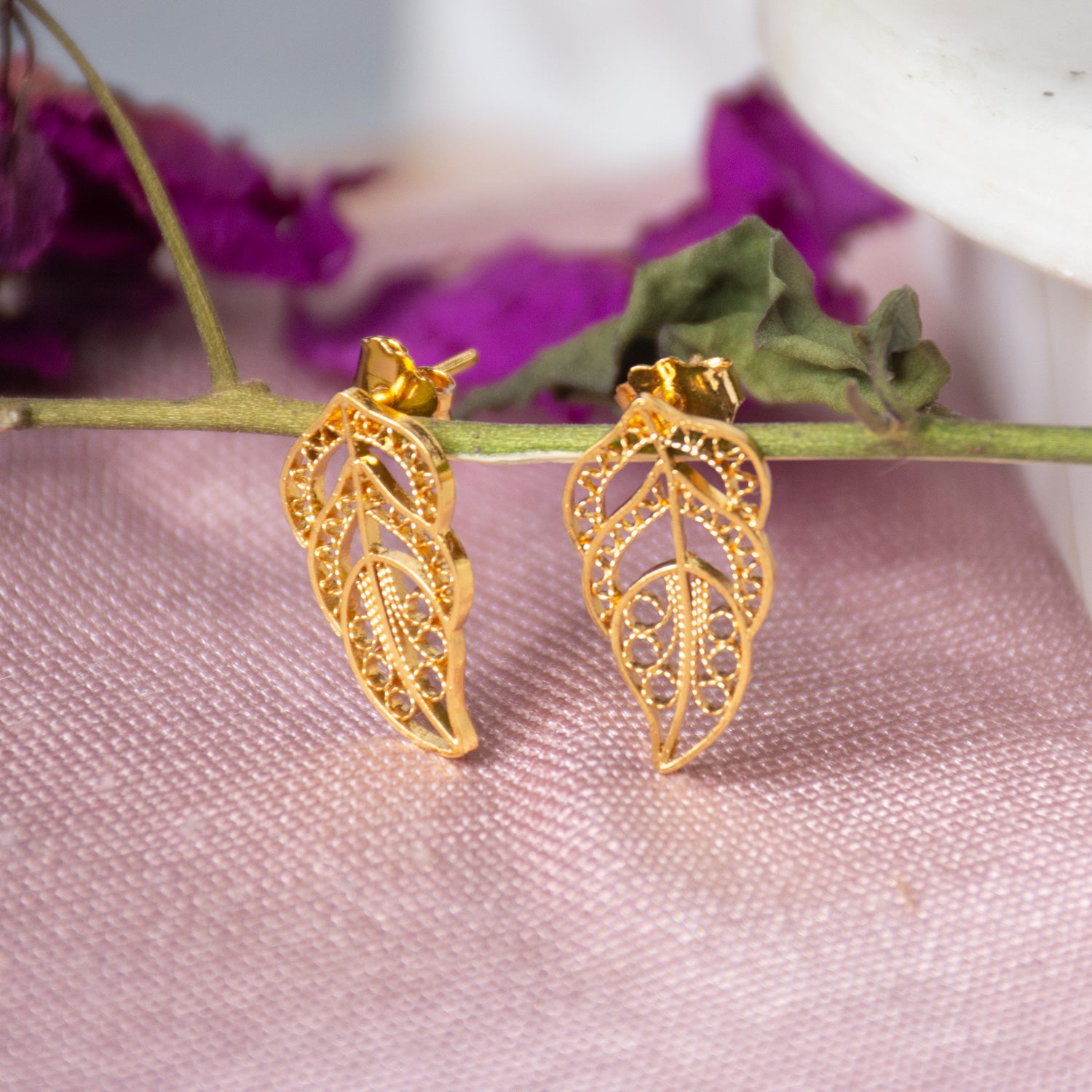 Pendientes en filigrana momposina elaborados en plata 9.80 con chapado en oro de 24 kilates u oro rosado y protección en laca cataforética