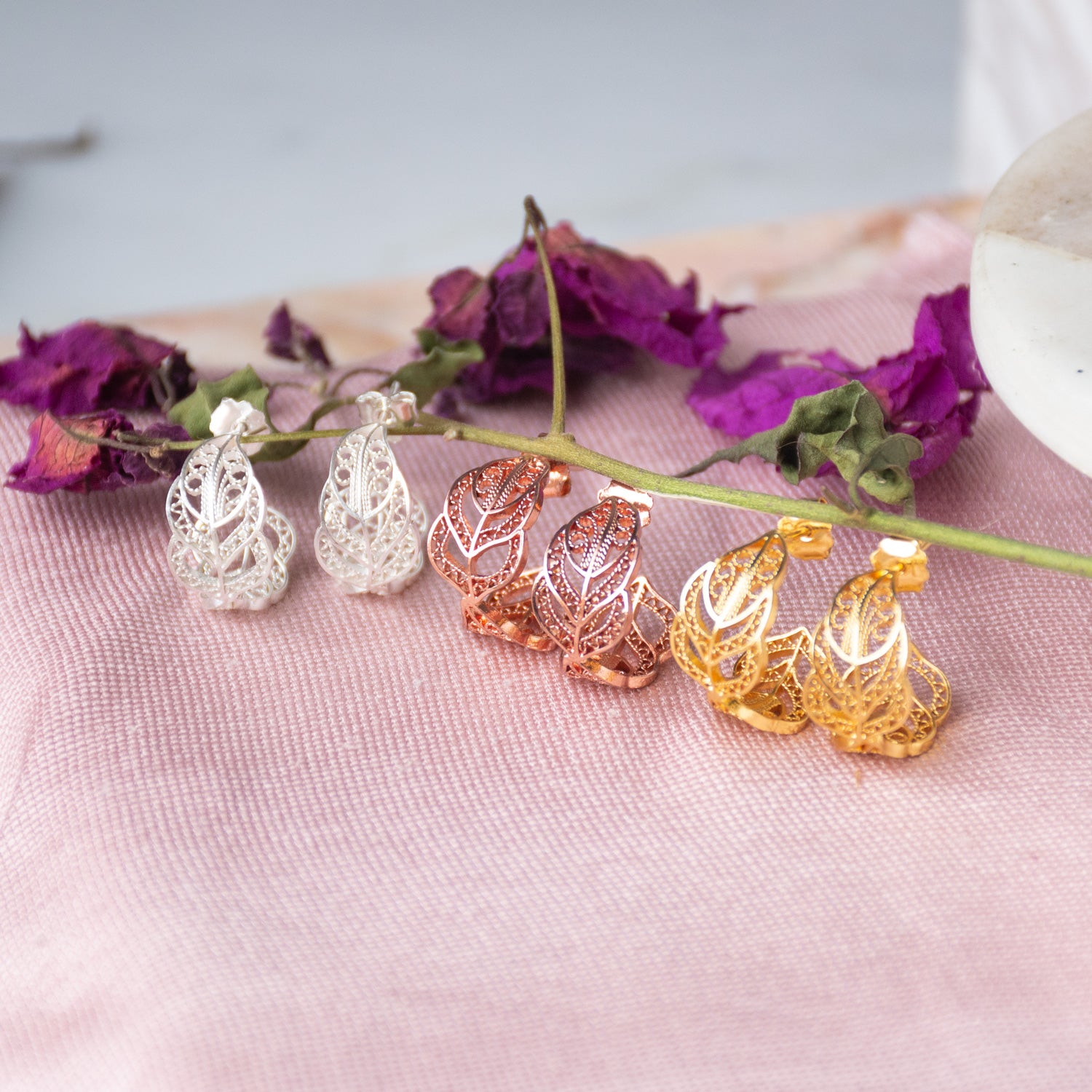 Pendientes aro o aros en filigrana momposina elaborados en plata 9.80 con chapado en oro de 24 kilates u oro rosado y protección en laca cataforética.