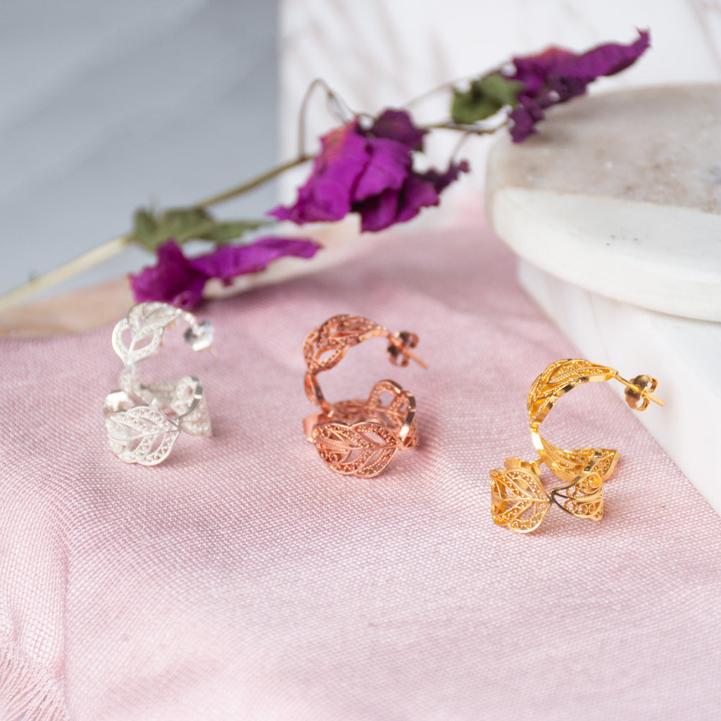 Pendientes aro o aros en filigrana momposina elaborados en plata 9.80 con chapado en oro de 24 kilates u oro rosado y protección en laca cataforética.