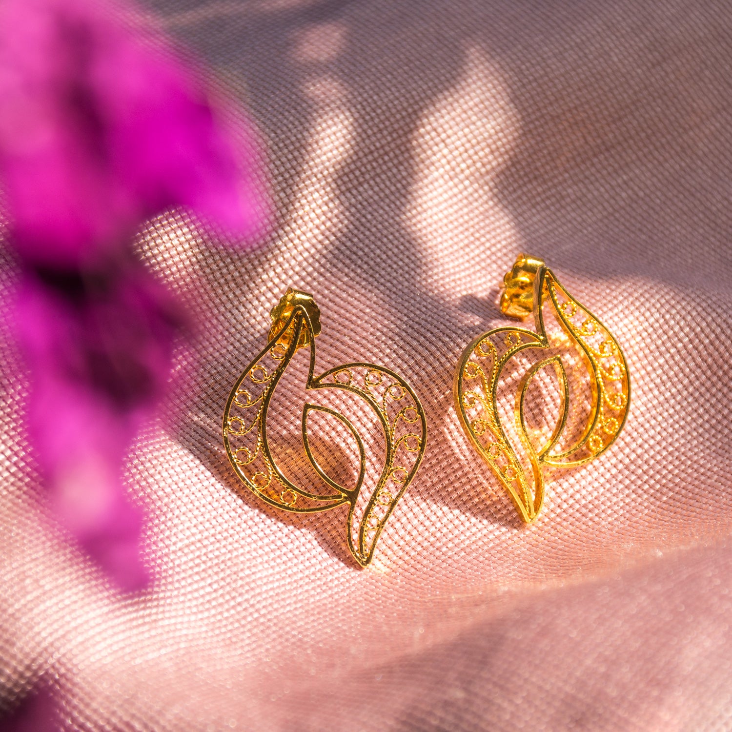 Pendientes topos perfecto para una ocasión elegante, sencillos y sofisticado perfectos para combinar con gargantilla y hacer lucir tu rostro hermosos. Fine Filigree Jewelry #IAMDAILA