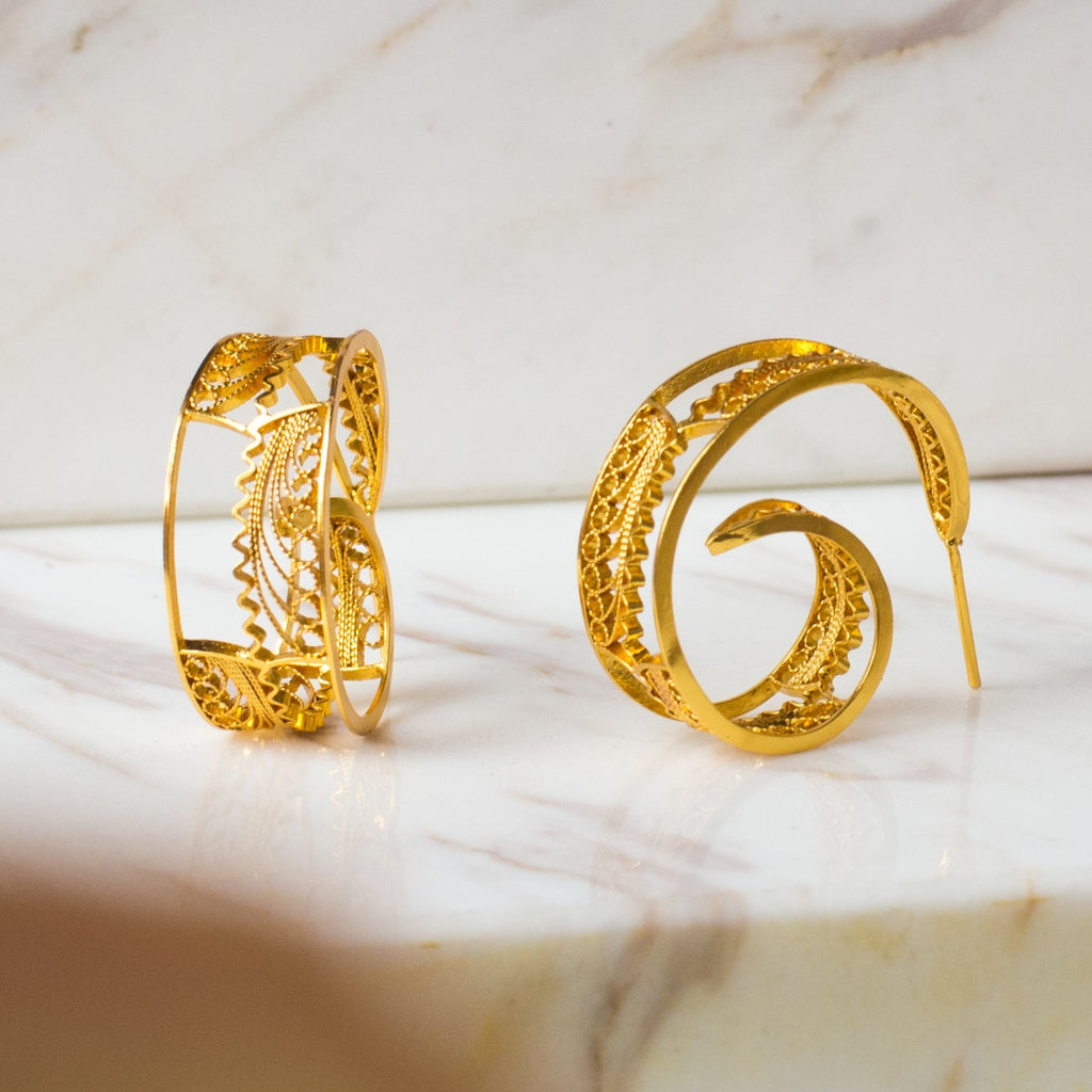 Pendientes aro o aros en espiral en filigrana momposina elaborados en plata 9.80 con chapado en oro de 24 kilates u oro rosado y protección en laca cataforética. Joyas hechas a mano por artesanos Colombianos.