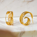Pendientes aro o aros en espiral en filigrana momposina elaborados en plata 9.80 con chapado en oro de 24 kilates u oro rosado y protección en laca cataforética. Joyas hechas a mano por artesanos Colombianos.