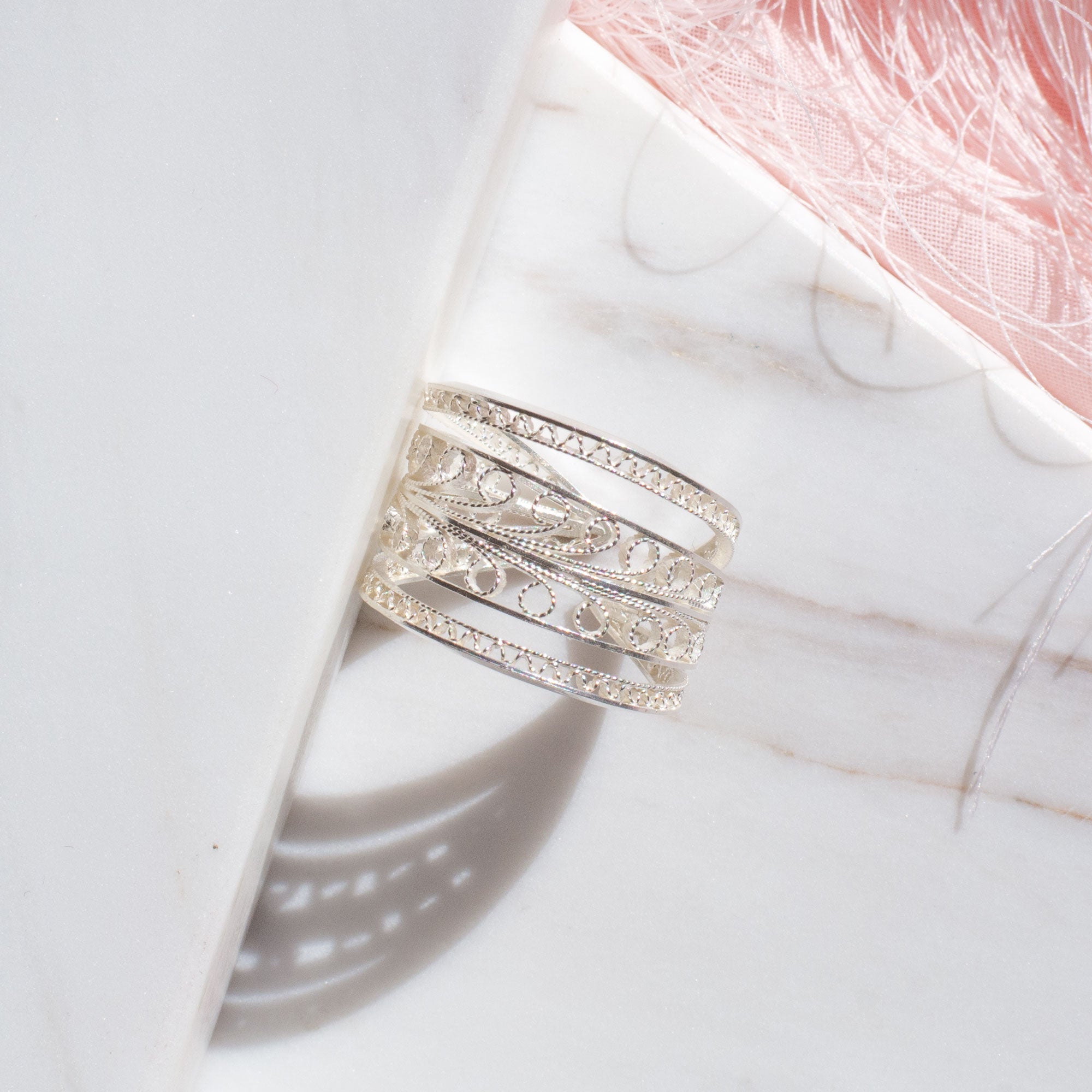 Joyería de autor en Mompox Colombia: Anillo circular tejido a mano ligero y moderno.