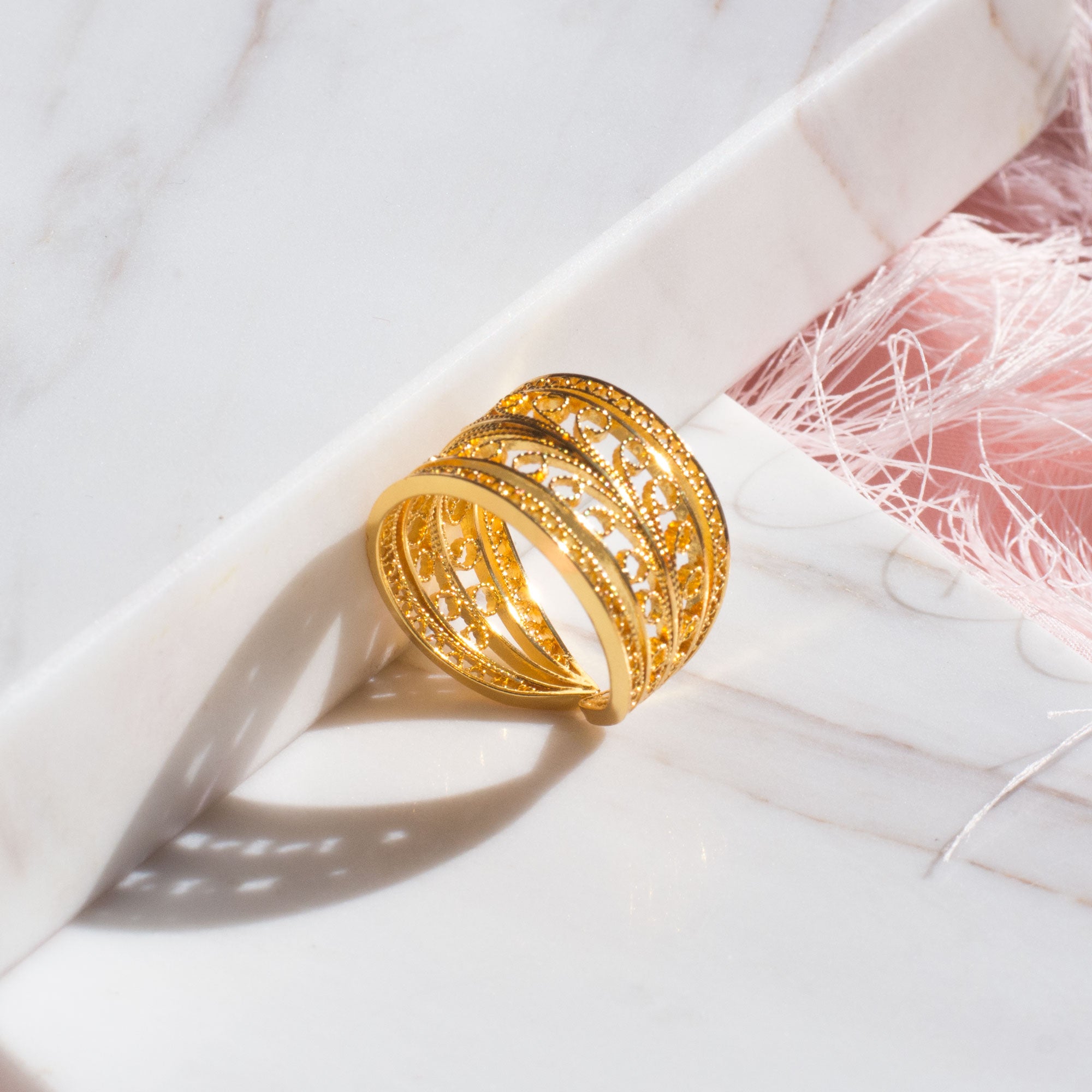 Anillo Rena ajustable de filigrana de Mompox con diseño circular y hilos entrelazados.