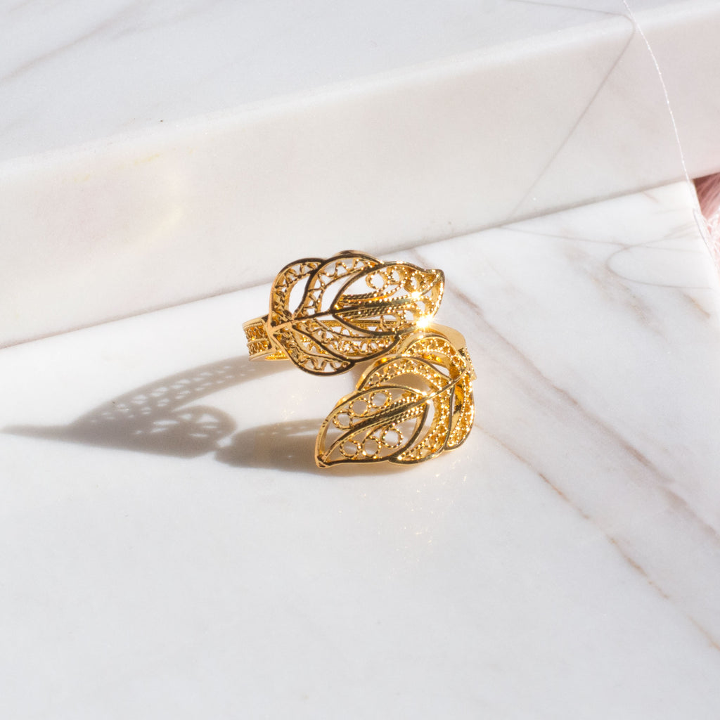 Anillo en filigrana momposina sencillo abierto elaborado en plata 9.80 con chapado en oro de 24 kilates y protección en laca cataforética.  Perfecto para regalar y sorprender a tu persona especial.