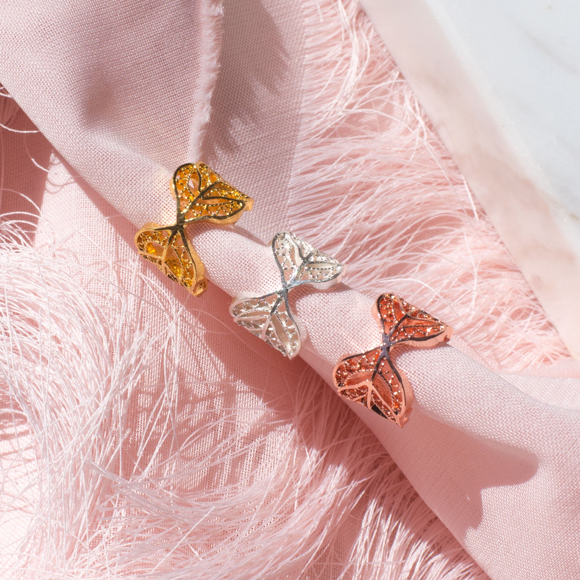 Pendientes earcuff en filigrana momposina elaborados en plata 9.80 con chapado en oro de 24 kilates u oro rosado y protección en laca cataforética.
