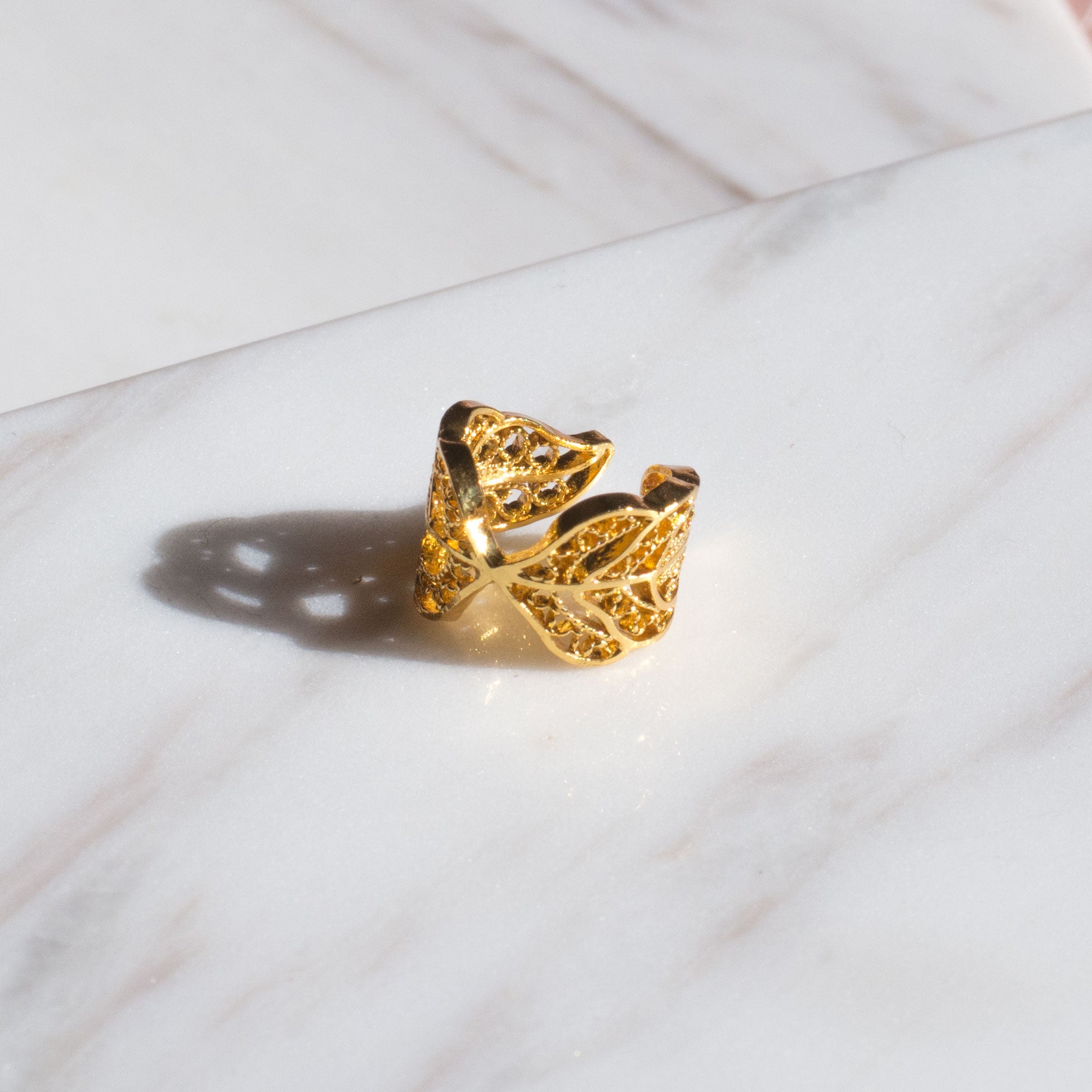 Earcuff en forma de hojas en filigrana momposina enchapado en oro de 24k