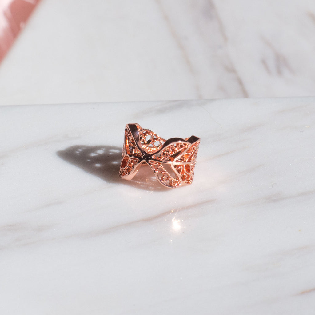Pendientes earcuff en filigrana momposina elaborados en plata 9.80 con chapado en oro de 24 kilates u oro rosado y protección en laca cataforética.