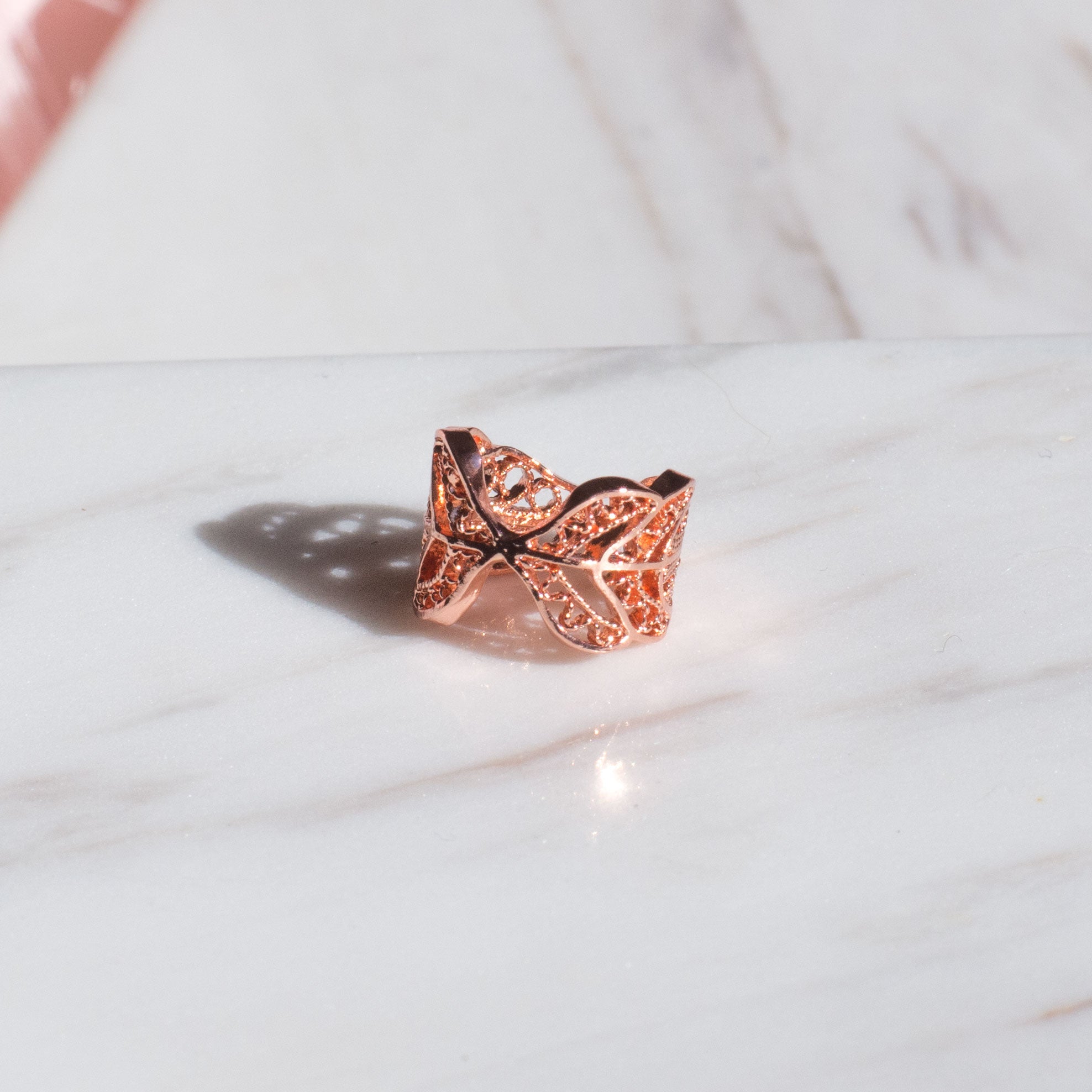 Pendientes earcuff en filigrana momposina elaborados en plata 9.80 con chapado en oro de 24 kilates u oro rosado y protección en laca cataforética.